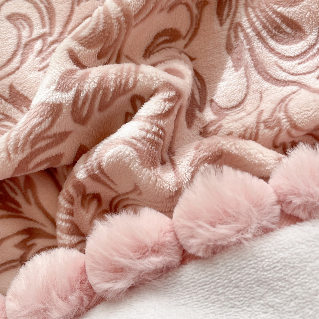 91家纺网 家纺一手货源 找家纺 羚羊语家纺 2025新款230克全消光雕花绒牛奶绒兔毛球四件套轻奢风立体着色烂花牛奶绒提花加厚保暖床单床笠三件套 蜜绒绒-香雪粉