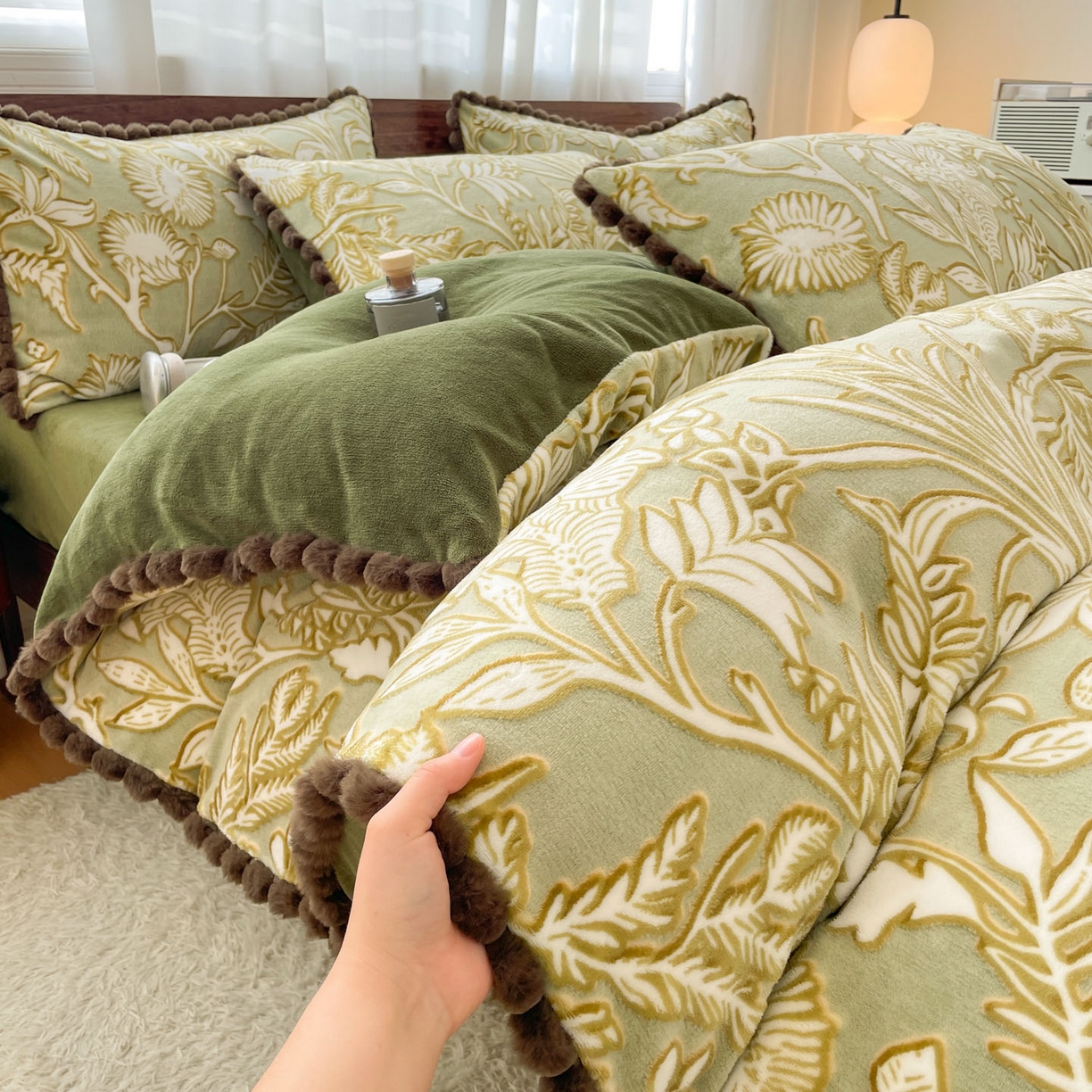 91家纺网 家纺一手货源 找家纺 羚羊语家纺 2025新款230克全消光雕花绒牛奶绒兔毛球四件套轻奢风立体着色烂花牛奶绒提花加厚保暖床单床笠三件套 蜜绒绒-山岚色