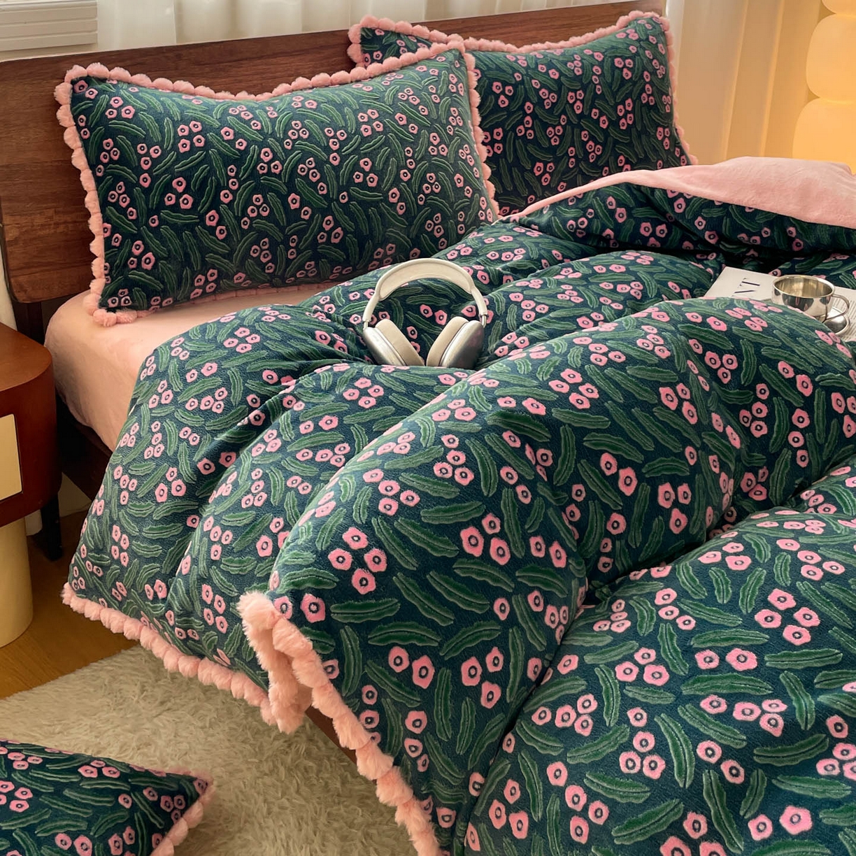 91家纺网 家纺一手货源 找家纺 羚羊语家纺 2025新款230克全消光雕花绒牛奶绒兔毛球四件套轻奢风立体着色烂花牛奶绒提花加厚保暖床单床笠三件套 蜜绒绒-月华韵