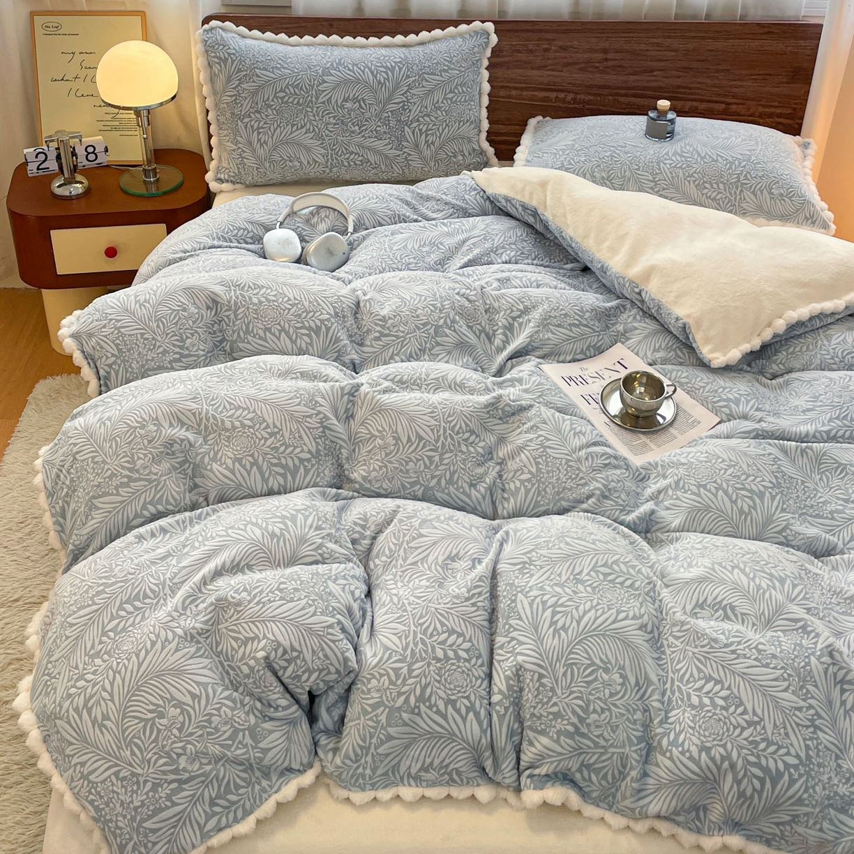 91家纺网 家纺一手货源 找家纺 （总）羚羊语家纺 2025新款230克全消光雕花绒牛奶绒兔毛球四件套轻奢风立体着色烂花牛奶绒提花加厚保暖床单床笠三件套