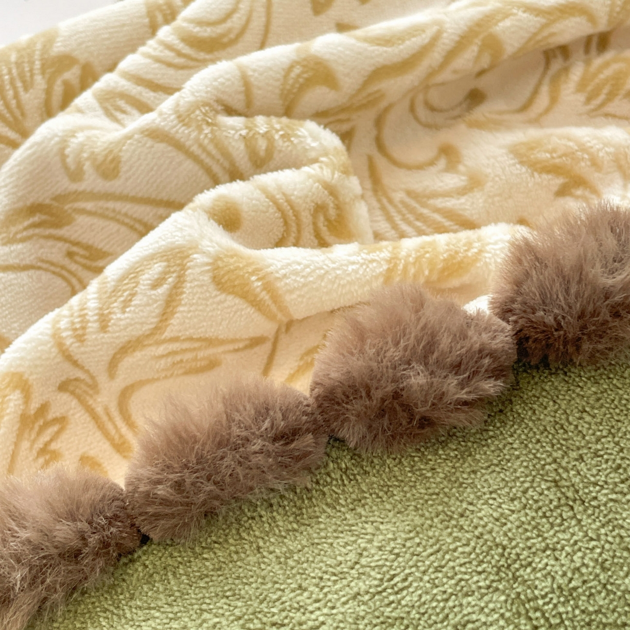 91家纺网 家纺一手货源 找家纺 （总）羚羊语家纺 2025新款230克全消光雕花绒牛奶绒兔毛球四件套轻奢风立体着色烂花牛奶绒提花加厚保暖床单床笠三件套