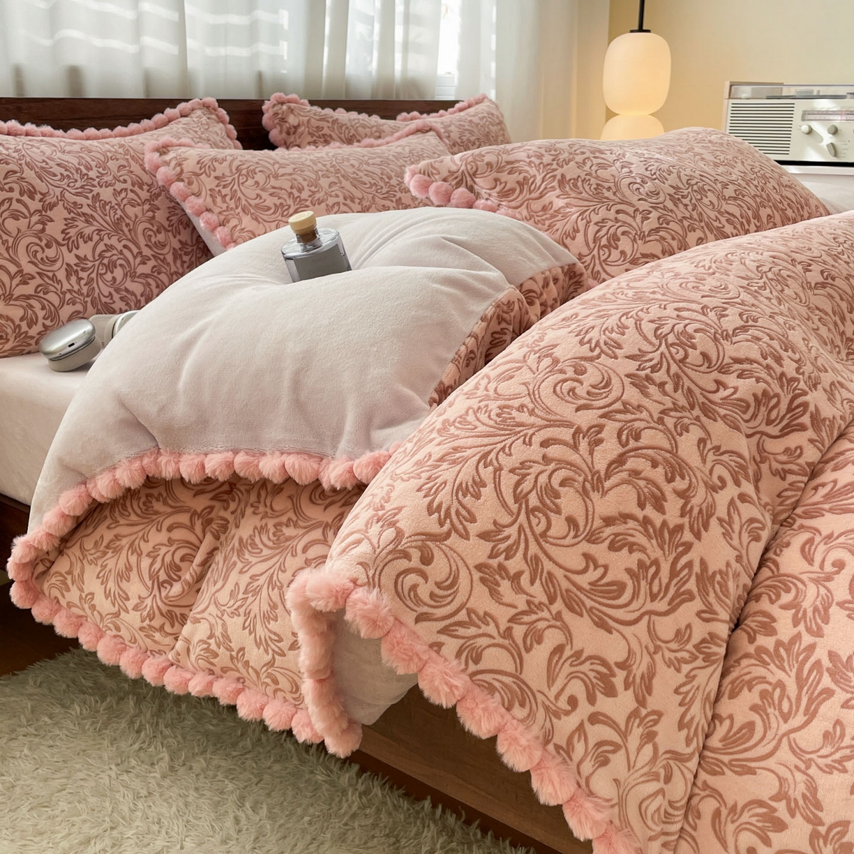 91家纺网 家纺一手货源 找家纺 羚羊语家纺 2025新款230克全消光雕花绒牛奶绒兔毛球四件套轻奢风立体着色烂花牛奶绒提花加厚保暖床单床笠三件套 蜜绒绒-香雪粉