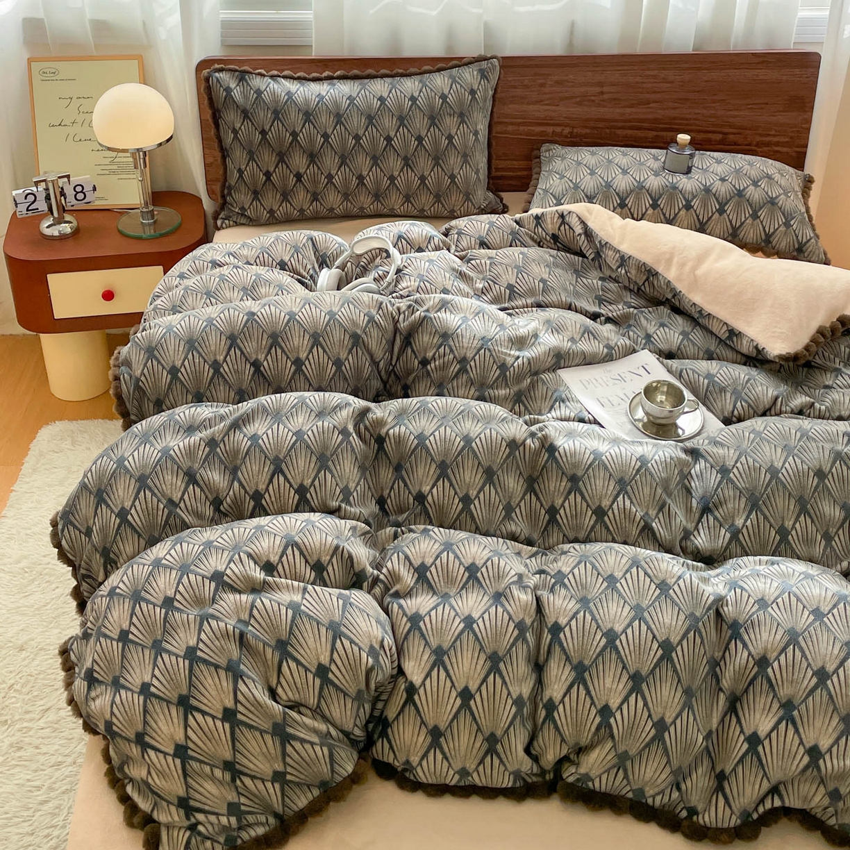 羚羊语家纺 2025新款230克全消光雕花绒牛奶绒兔毛球四件套轻奢风立体着色烂花牛奶绒提花加厚保暖床单床笠三件套 蜜绒绒-影青褐