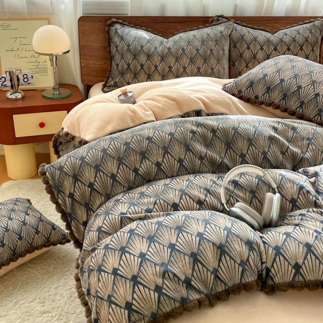 91家纺网 家纺一手货源 找家纺 羚羊语家纺 2025新款230克全消光雕花绒牛奶绒兔毛球四件套轻奢风立体着色烂花牛奶绒提花加厚保暖床单床笠三件套 蜜绒绒-影青褐