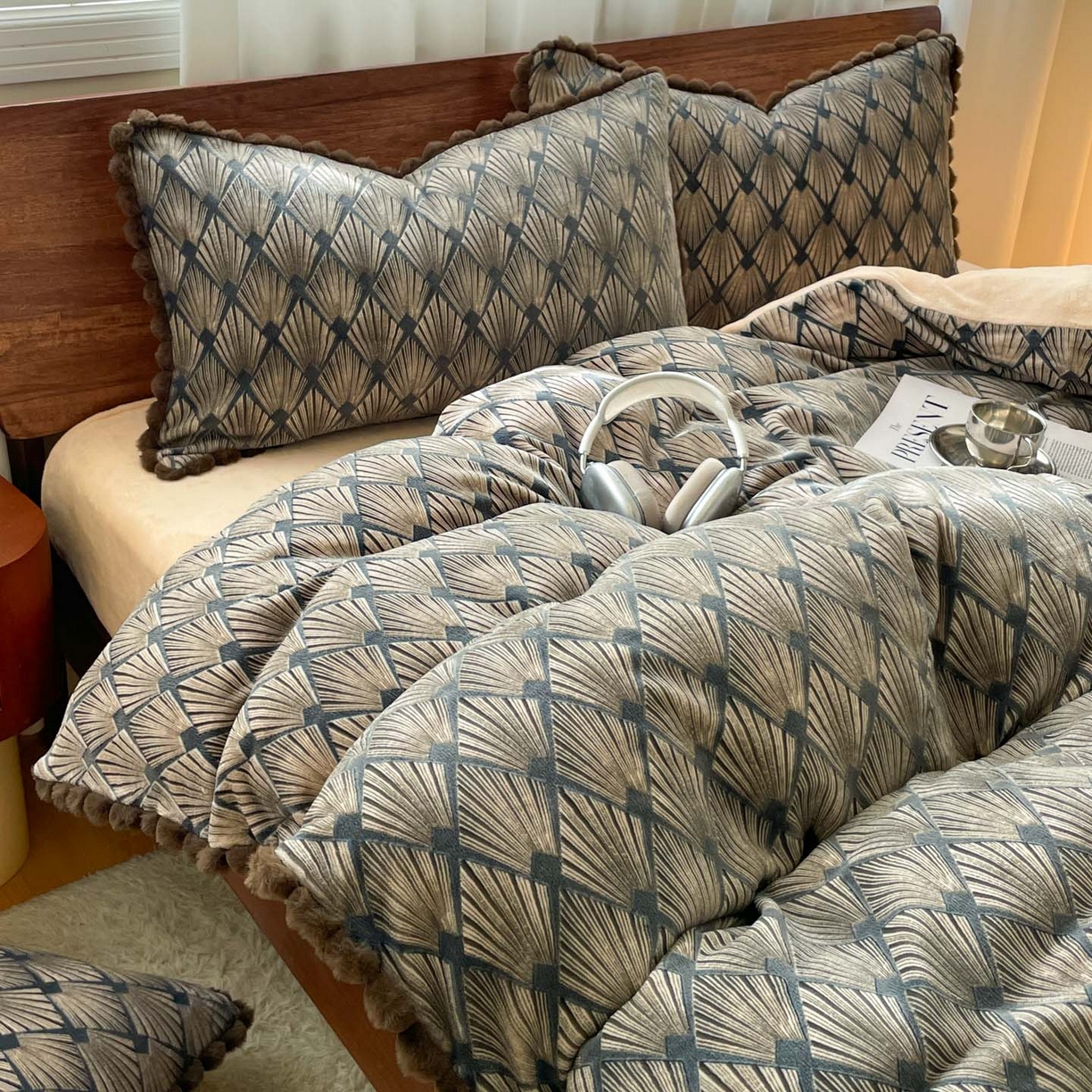 91家纺网 家纺一手货源 找家纺 羚羊语家纺 2025新款230克全消光雕花绒牛奶绒兔毛球四件套轻奢风立体着色烂花牛奶绒提花加厚保暖床单床笠三件套 蜜绒绒-影青褐