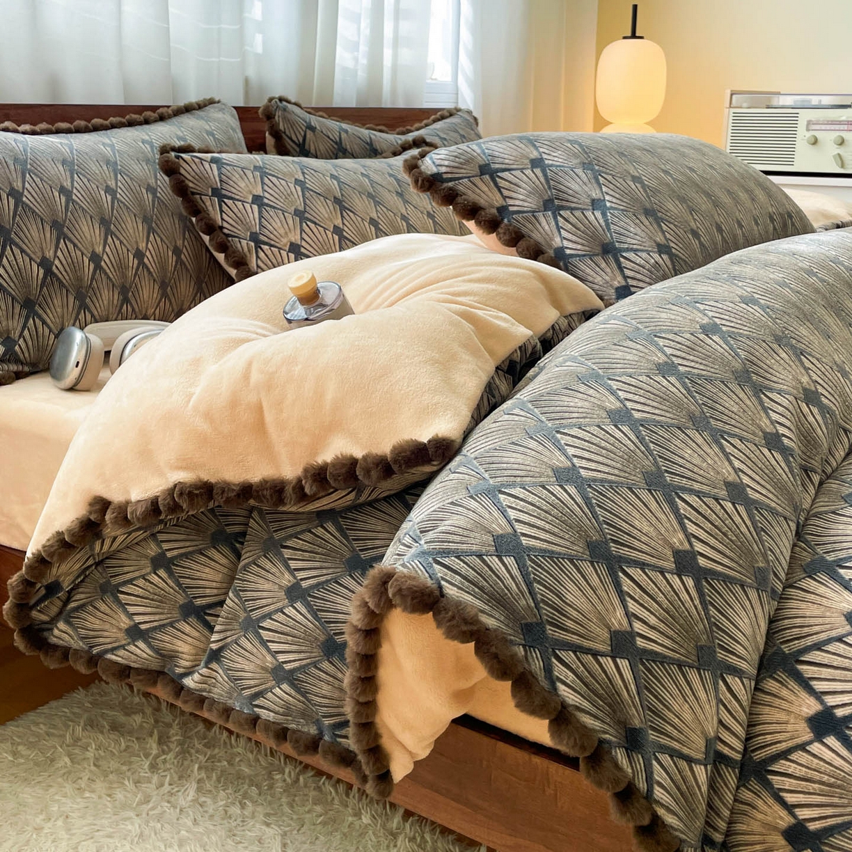 91家纺网 家纺一手货源 找家纺 羚羊语家纺 2025新款230克全消光雕花绒牛奶绒兔毛球四件套轻奢风立体着色烂花牛奶绒提花加厚保暖床单床笠三件套 蜜绒绒-影青褐