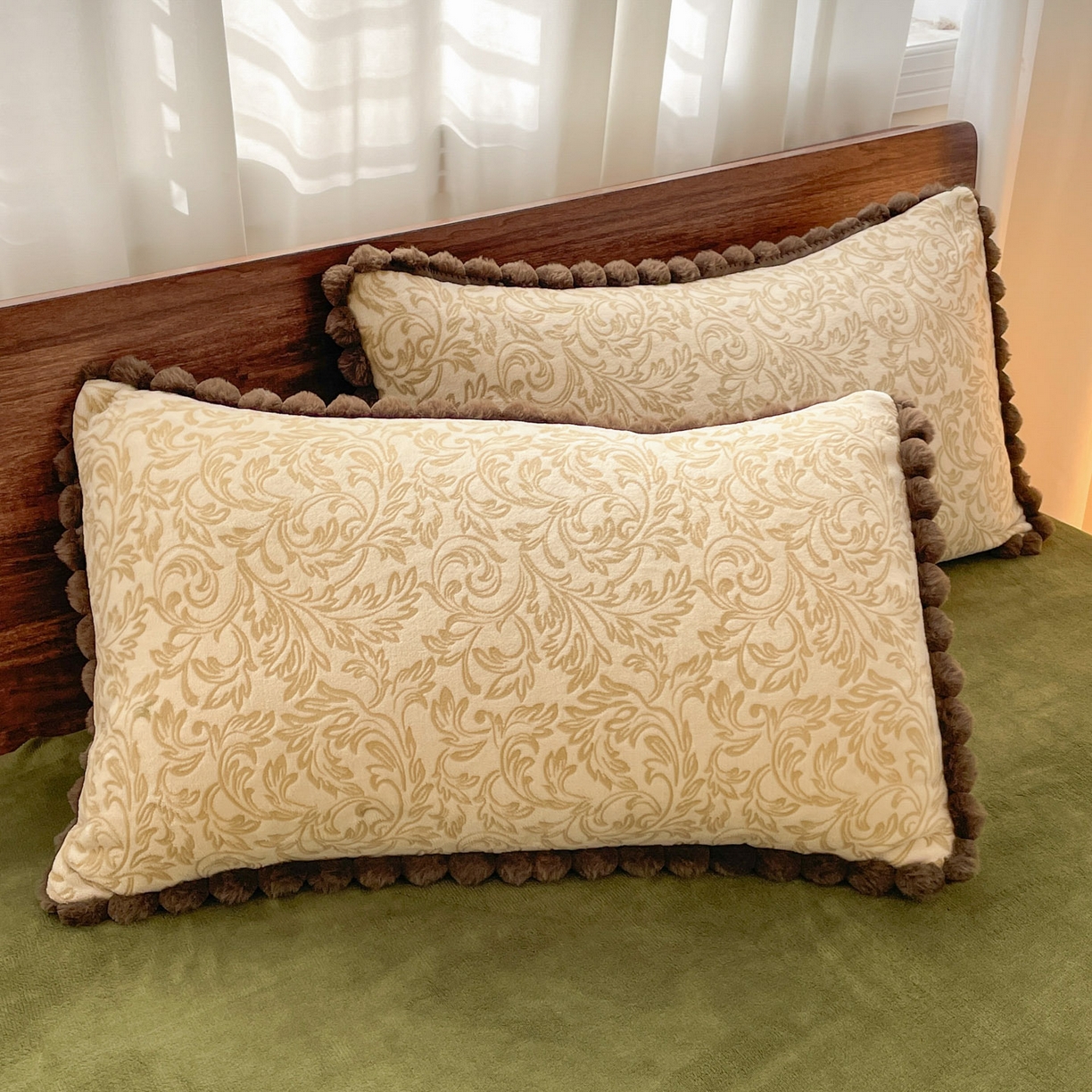 91家纺网 家纺一手货源 找家纺 羚羊语家纺 2025新款230克全消光雕花绒牛奶绒兔毛球四件套轻奢风立体着色烂花牛奶绒提花加厚保暖床单床笠三件套 蜜绒绒-莫松染