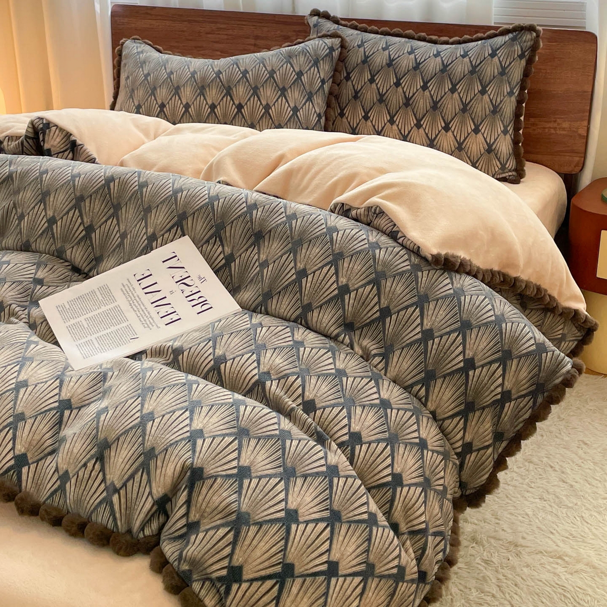 91家纺网 家纺一手货源 找家纺 羚羊语家纺 2025新款230克全消光雕花绒牛奶绒兔毛球四件套轻奢风立体着色烂花牛奶绒提花加厚保暖床单床笠三件套 蜜绒绒-影青褐