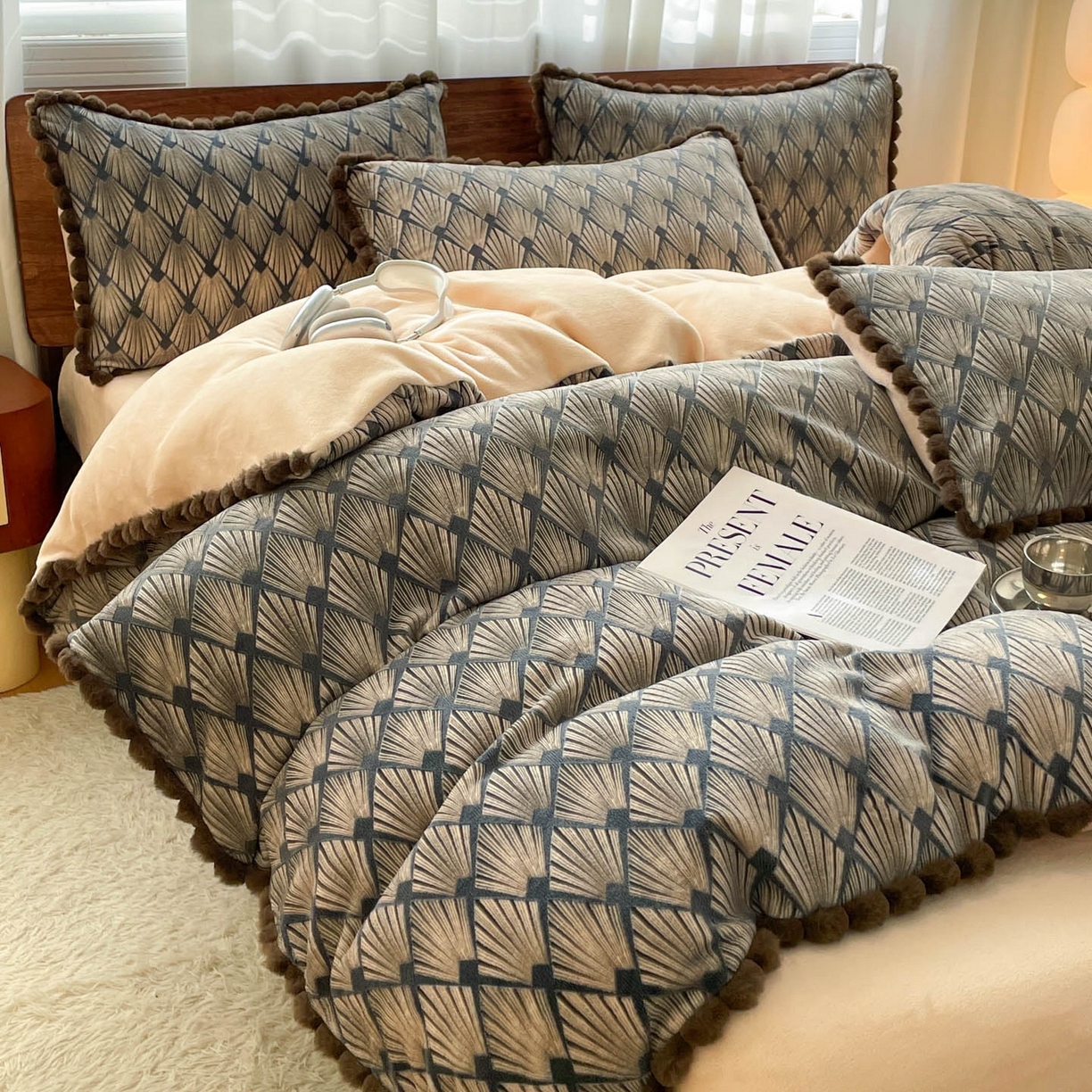 91家纺网 家纺一手货源 找家纺 羚羊语家纺 2025新款230克全消光雕花绒牛奶绒兔毛球四件套轻奢风立体着色烂花牛奶绒提花加厚保暖床单床笠三件套 蜜绒绒-影青褐