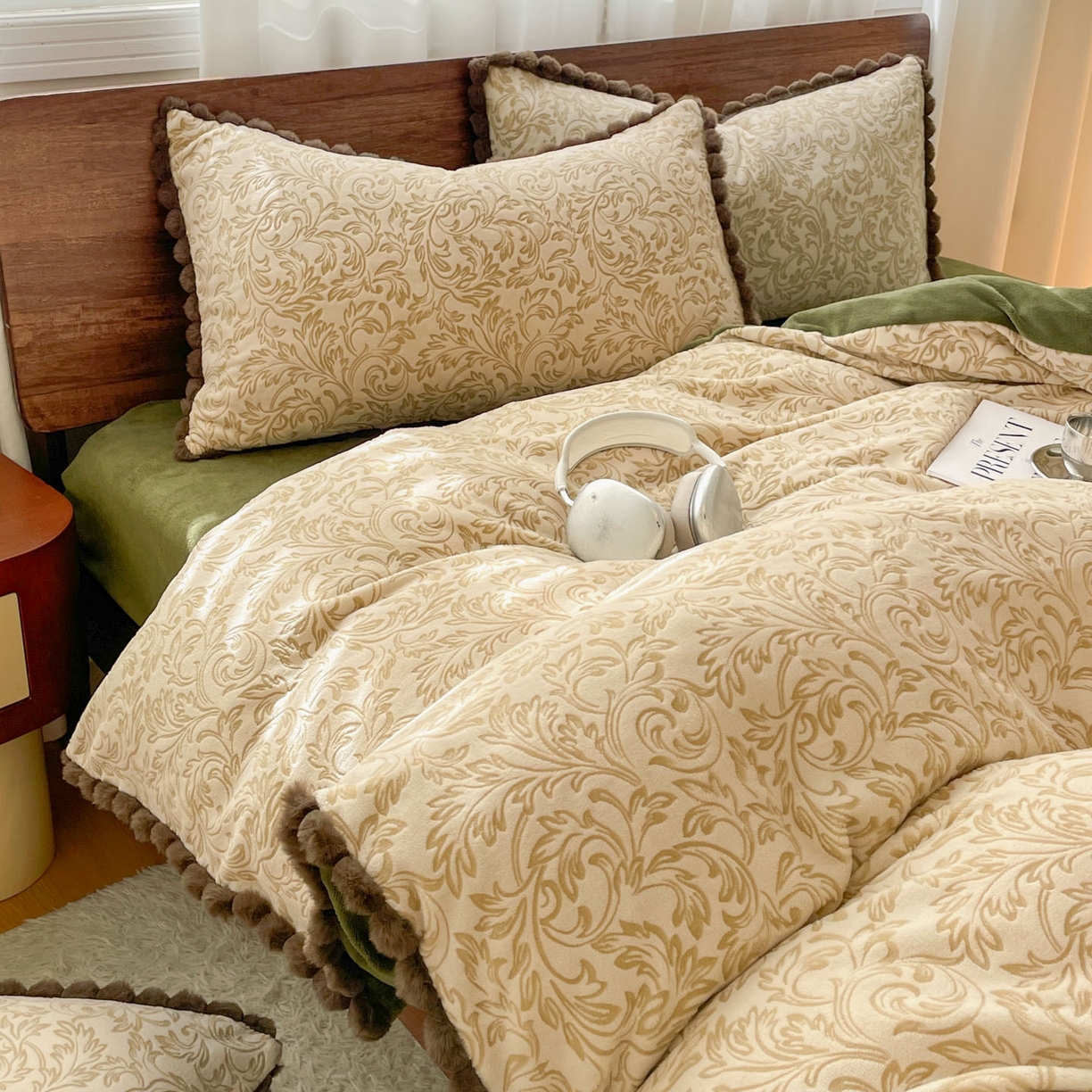 91家纺网 家纺一手货源 找家纺 羚羊语家纺 2025新款230克全消光雕花绒牛奶绒兔毛球四件套轻奢风立体着色烂花牛奶绒提花加厚保暖床单床笠三件套 蜜绒绒-莫松染