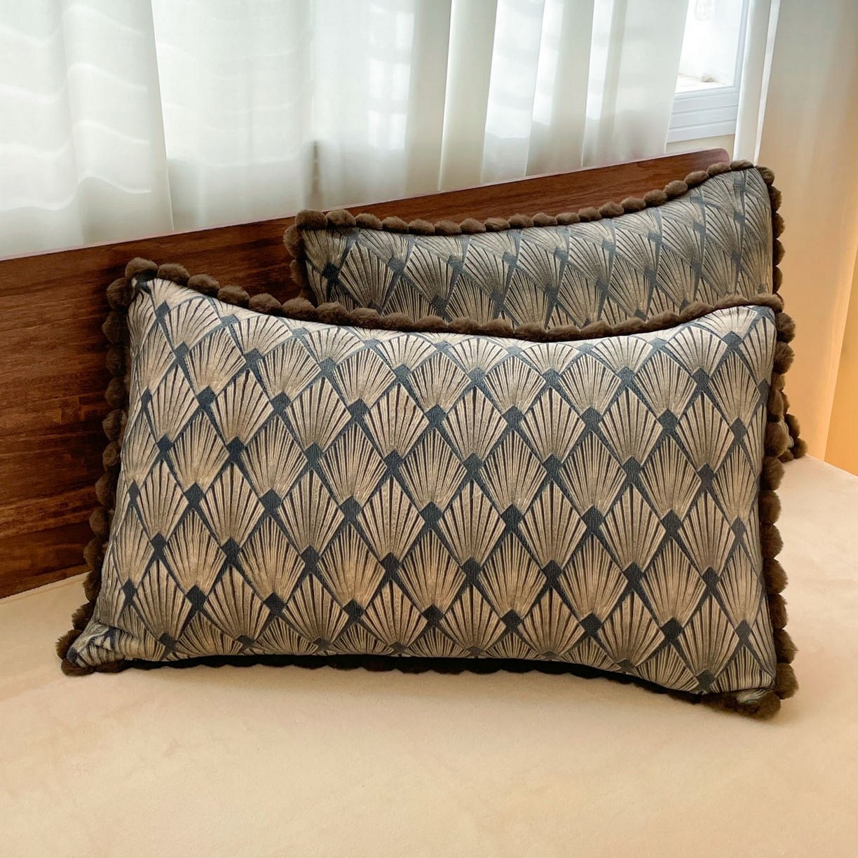 91家纺网 家纺一手货源 找家纺 羚羊语家纺 2025新款230克全消光雕花绒牛奶绒兔毛球四件套轻奢风立体着色烂花牛奶绒提花加厚保暖床单床笠三件套 蜜绒绒-影青褐