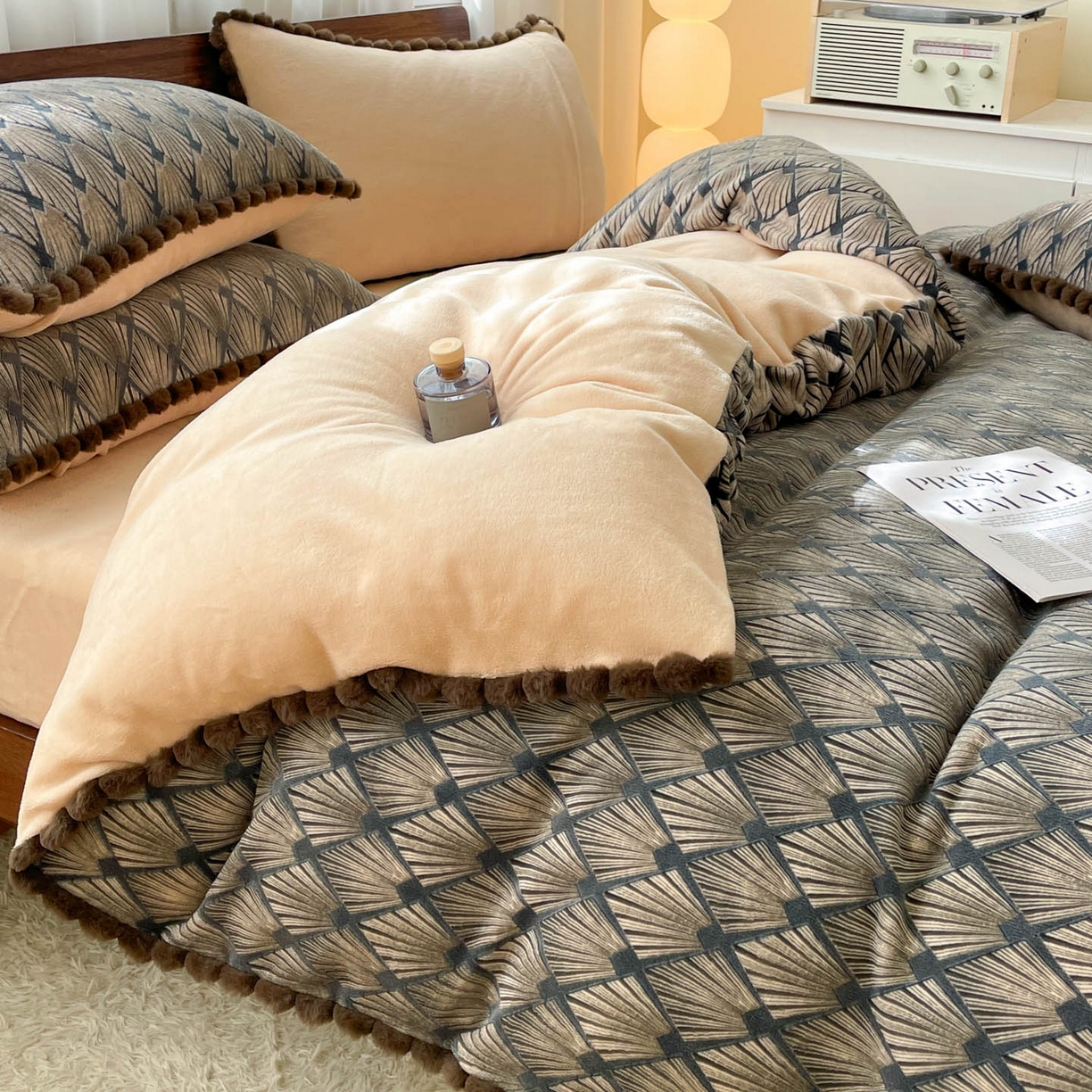 91家纺网 家纺一手货源 找家纺 羚羊语家纺 2025新款230克全消光雕花绒牛奶绒兔毛球四件套轻奢风立体着色烂花牛奶绒提花加厚保暖床单床笠三件套 蜜绒绒-影青褐