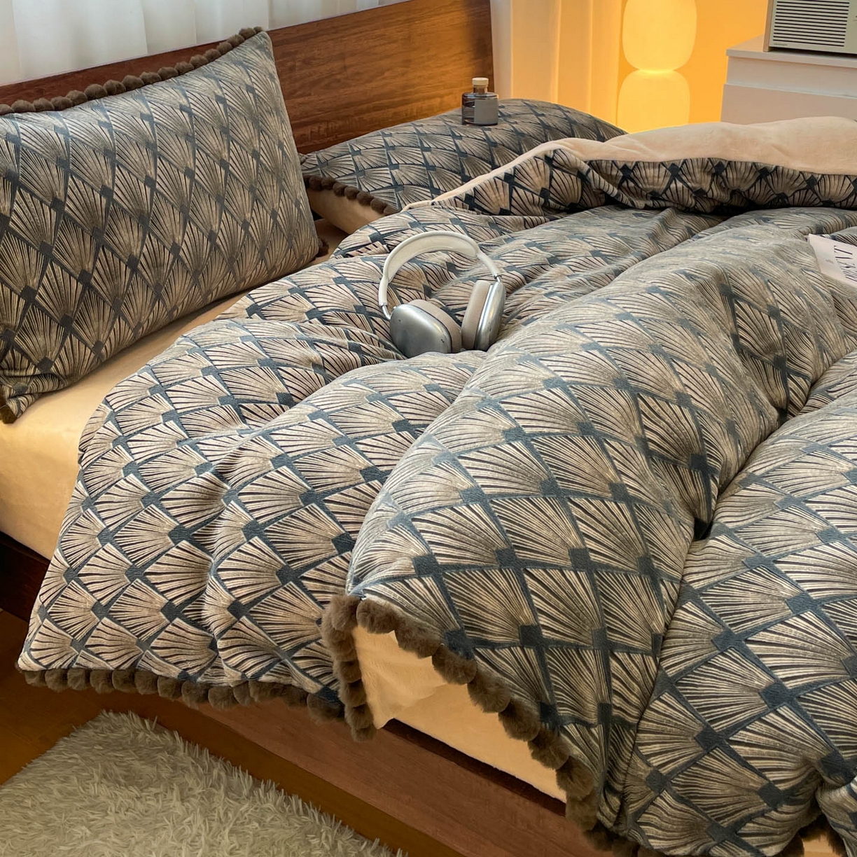 91家纺网 家纺一手货源 找家纺 羚羊语家纺 2025新款230克全消光雕花绒牛奶绒兔毛球四件套轻奢风立体着色烂花牛奶绒提花加厚保暖床单床笠三件套 蜜绒绒-影青褐