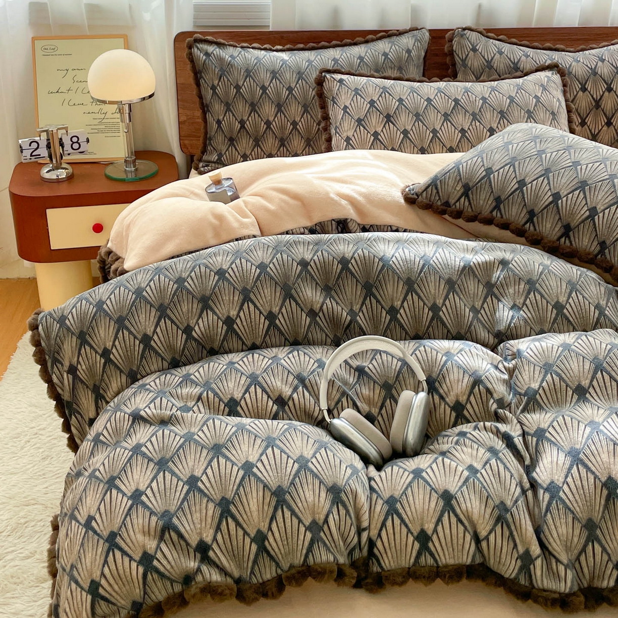 91家纺网 家纺一手货源 找家纺 羚羊语家纺 2025新款230克全消光雕花绒牛奶绒兔毛球四件套轻奢风立体着色烂花牛奶绒提花加厚保暖床单床笠三件套 蜜绒绒-影青褐