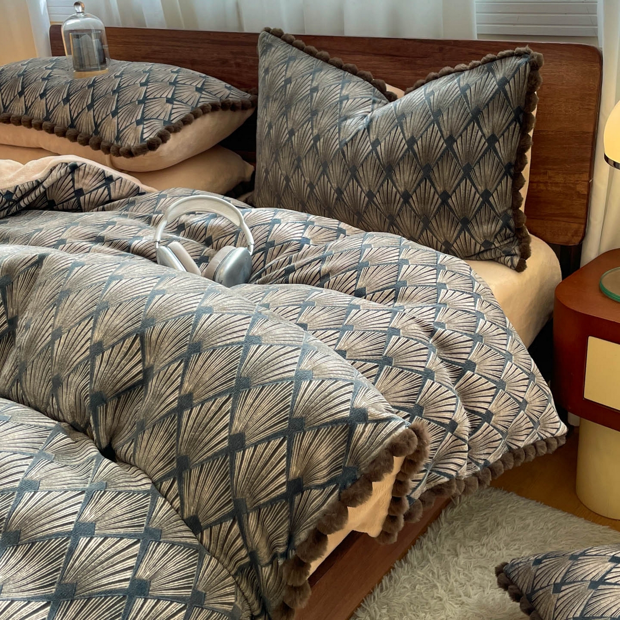 91家纺网 家纺一手货源 找家纺 羚羊语家纺 2025新款230克全消光雕花绒牛奶绒兔毛球四件套轻奢风立体着色烂花牛奶绒提花加厚保暖床单床笠三件套 蜜绒绒-影青褐