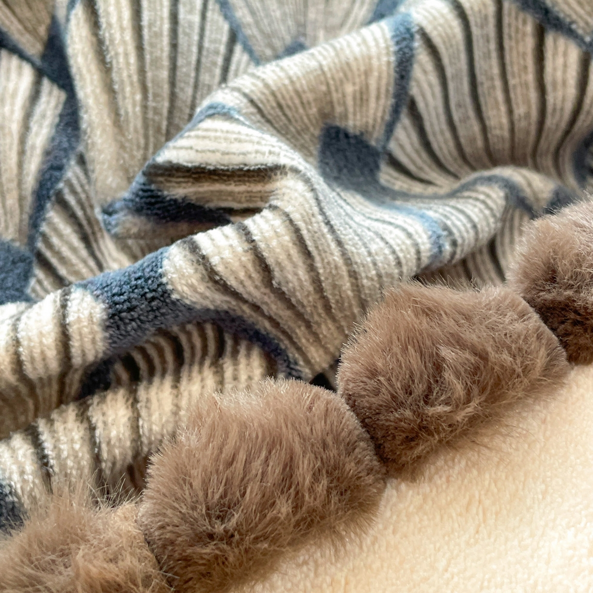 91家纺网 家纺一手货源 找家纺 羚羊语家纺 2025新款230克全消光雕花绒牛奶绒兔毛球四件套轻奢风立体着色烂花牛奶绒提花加厚保暖床单床笠三件套 蜜绒绒-影青褐