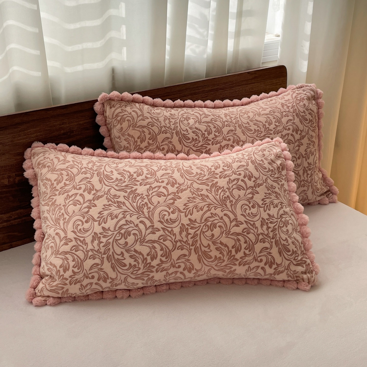 91家纺网 家纺一手货源 找家纺 羚羊语家纺 2025新款230克全消光雕花绒牛奶绒兔毛球四件套轻奢风立体着色烂花牛奶绒提花加厚保暖床单床笠三件套 蜜绒绒-香雪粉