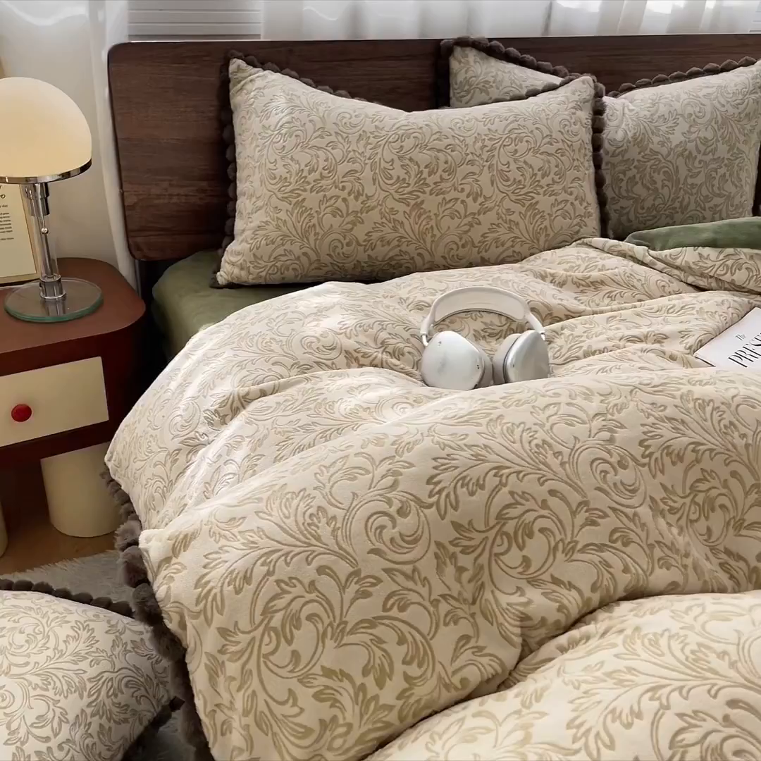 91家纺网 家纺一手货源 找家纺 羚羊语家纺 2025新款230克全消光雕花绒牛奶绒兔毛球四件套轻奢风立体着色烂花牛奶绒提花加厚保暖床单床笠三件套 蜜绒绒-莫松染