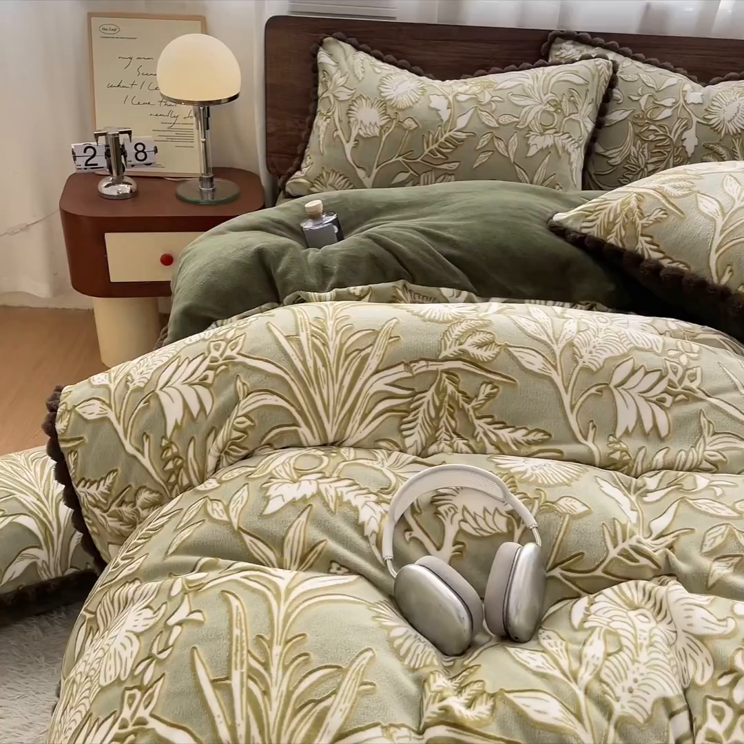 91家纺网 家纺一手货源 找家纺 羚羊语家纺 2025新款230克全消光雕花绒牛奶绒兔毛球四件套轻奢风立体着色烂花牛奶绒提花加厚保暖床单床笠三件套 蜜绒绒-山岚色