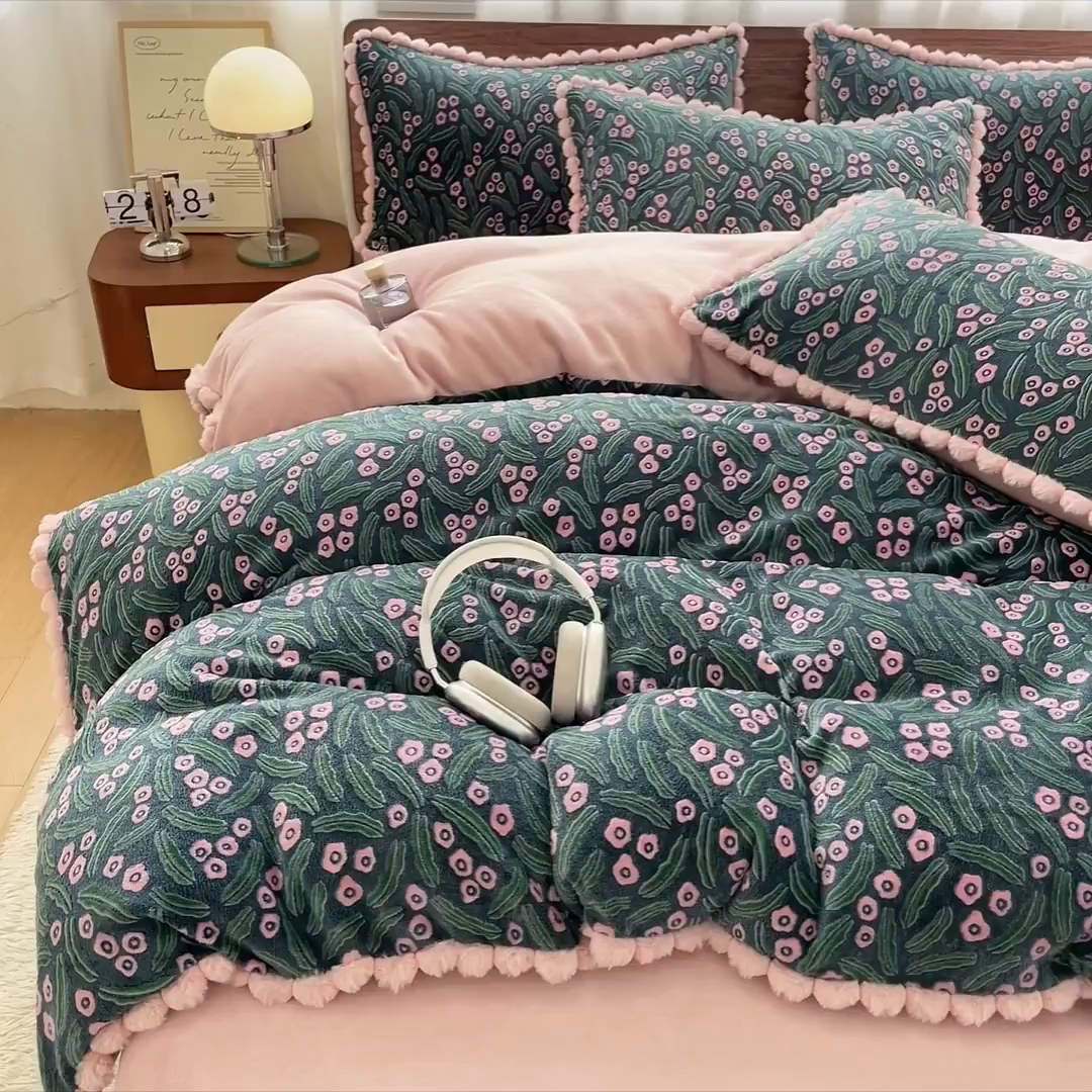 91家纺网 家纺一手货源 找家纺 羚羊语家纺 2025新款230克全消光雕花绒牛奶绒兔毛球四件套轻奢风立体着色烂花牛奶绒提花加厚保暖床单床笠三件套 蜜绒绒-月华韵