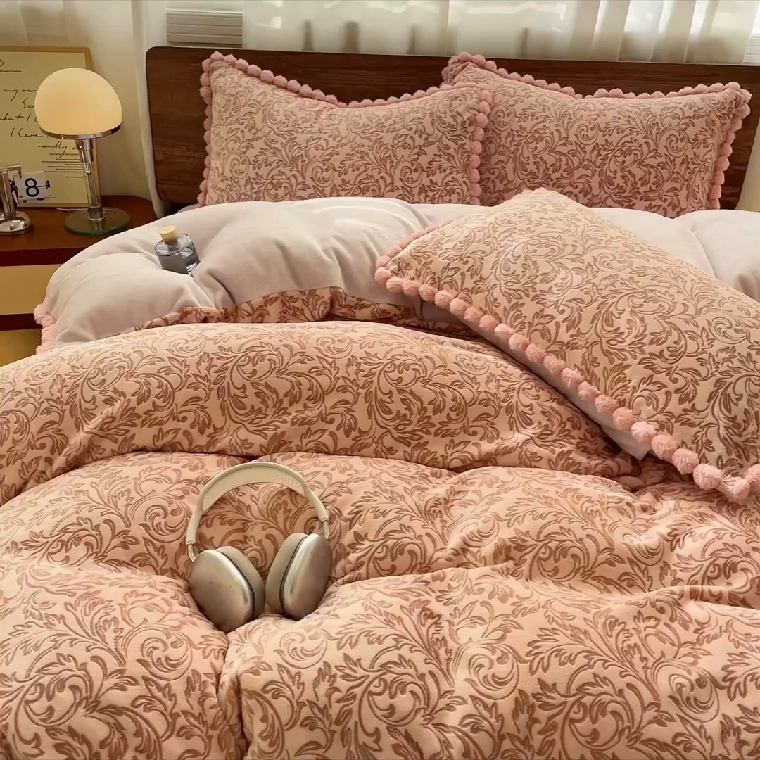 91家纺网 家纺一手货源 找家纺 羚羊语家纺 2025新款230克全消光雕花绒牛奶绒兔毛球四件套轻奢风立体着色烂花牛奶绒提花加厚保暖床单床笠三件套 蜜绒绒-香雪粉