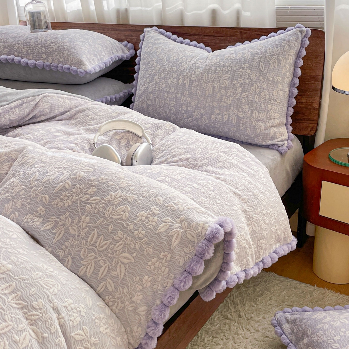 91家纺网 家纺一手货源 找家纺 羚羊语家纺 2025新款230克全消光雕花绒牛奶绒兔毛球四件套轻奢风立体着色烂花牛奶绒提花加厚保暖床单床笠三件套 蜜绒绒-星云紫