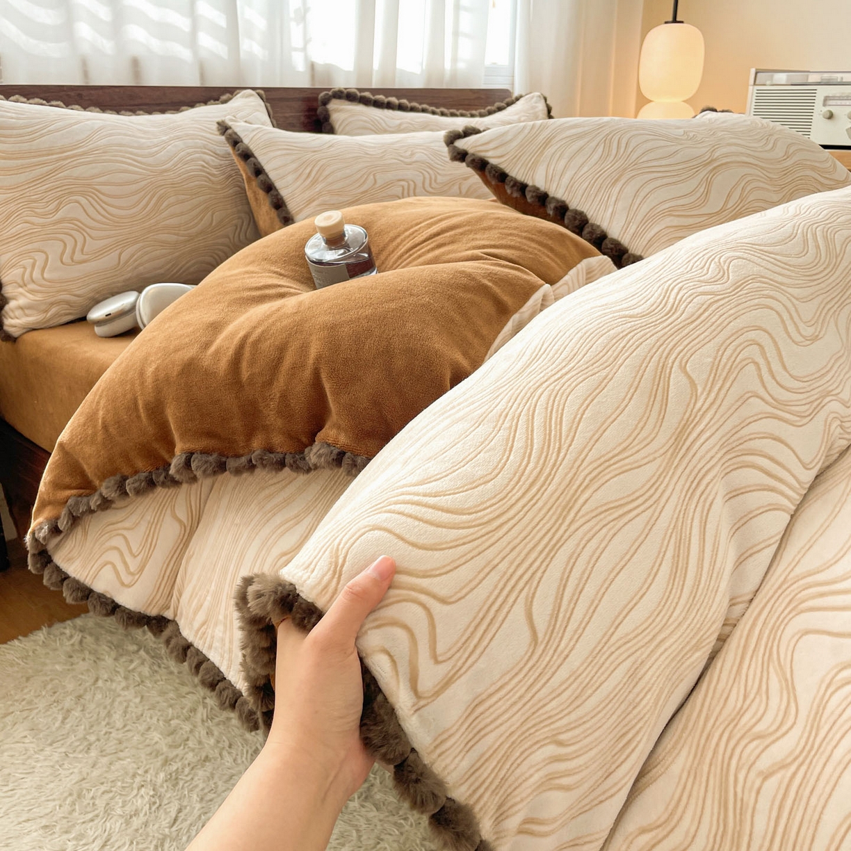 91家纺网 家纺一手货源 找家纺 羚羊语家纺 2025新款230克全消光雕花绒牛奶绒兔毛球四件套轻奢风立体着色烂花牛奶绒提花加厚保暖床单床笠三件套 蜜绒绒-栗壳纱