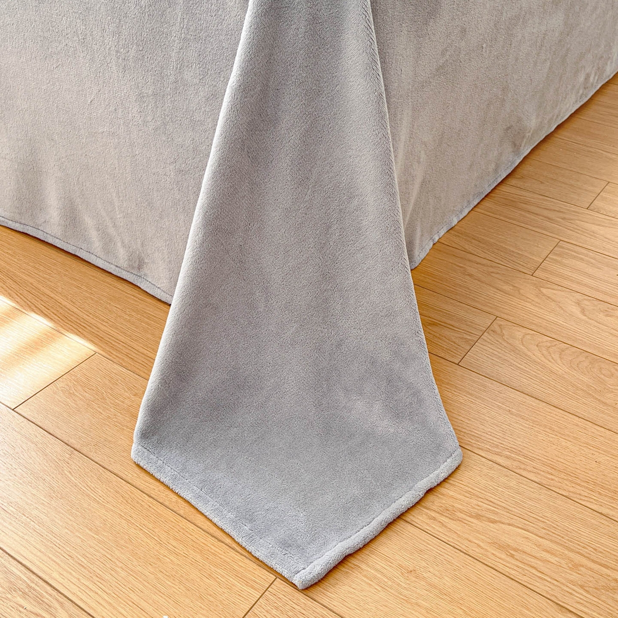 91家纺网 家纺一手货源 找家纺 羚羊语家纺 2025新款230克全消光雕花绒牛奶绒兔毛球四件套轻奢风立体着色烂花牛奶绒提花加厚保暖床单床笠三件套 蜜绒绒-星云紫