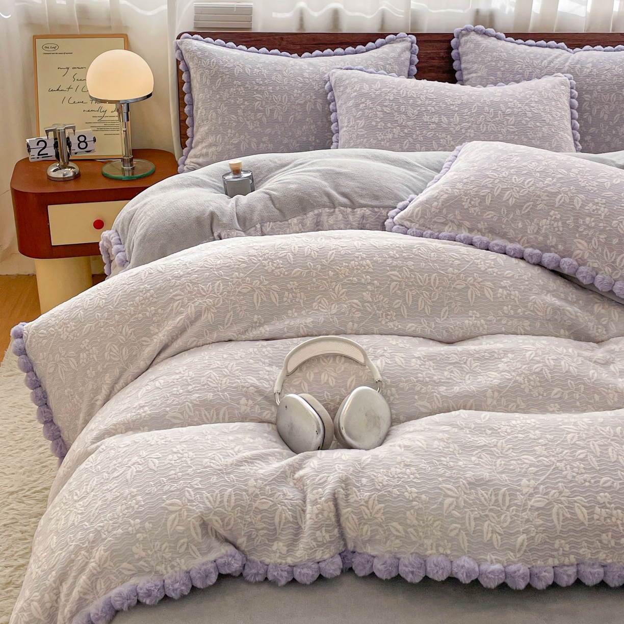 91家纺网 家纺一手货源 找家纺 羚羊语家纺 2025新款230克全消光雕花绒牛奶绒兔毛球四件套轻奢风立体着色烂花牛奶绒提花加厚保暖床单床笠三件套 蜜绒绒-星云紫