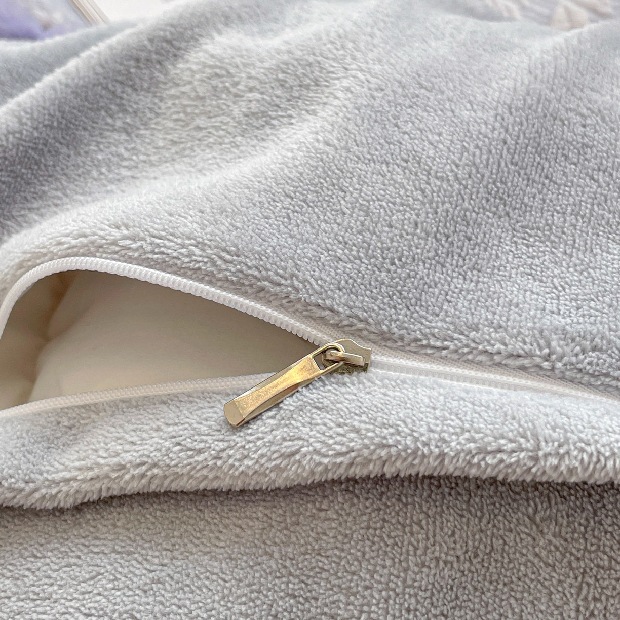 91家纺网 家纺一手货源 找家纺 羚羊语家纺 2025新款230克全消光雕花绒牛奶绒兔毛球四件套轻奢风立体着色烂花牛奶绒提花加厚保暖床单床笠三件套 蜜绒绒-星云紫