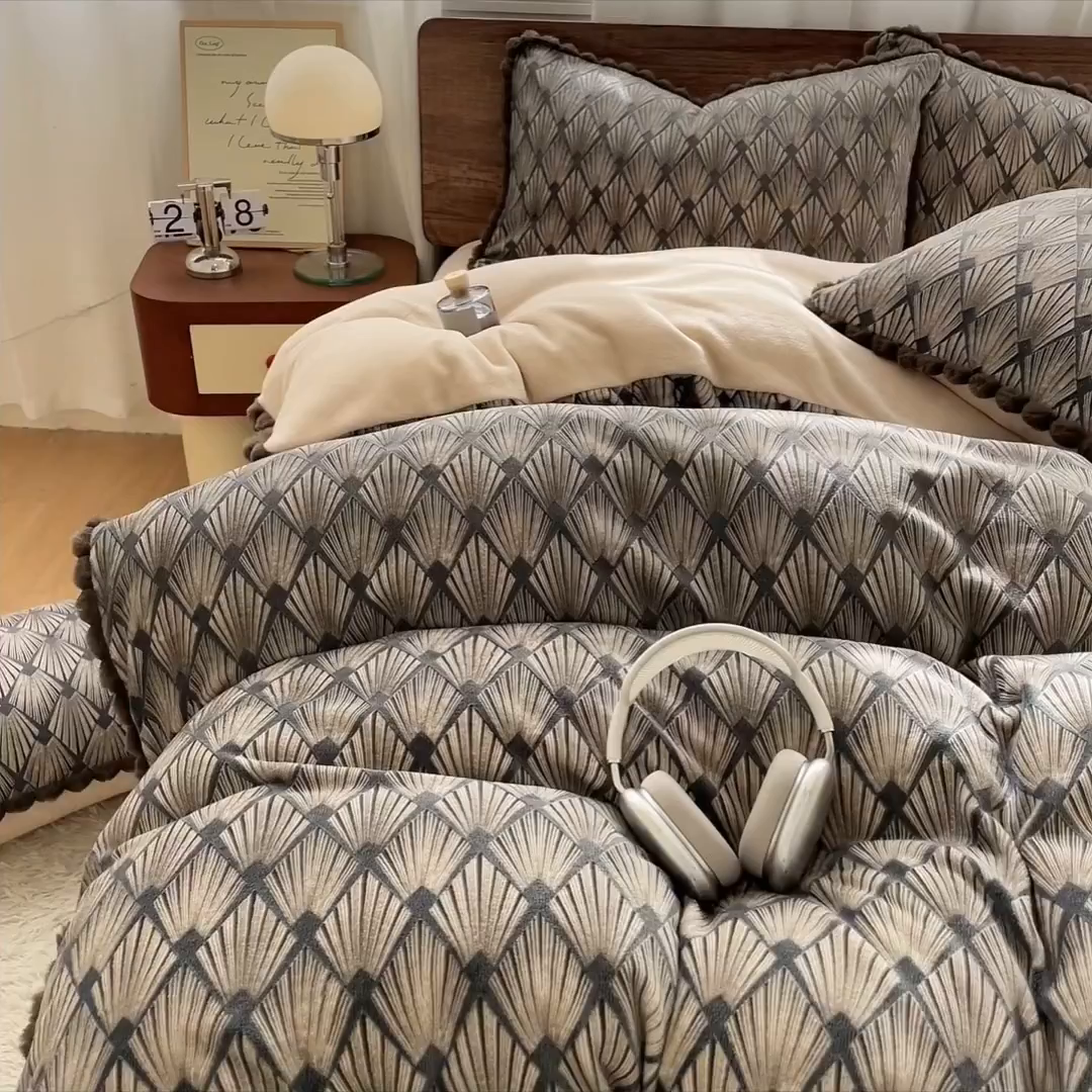 91家纺网 家纺一手货源 找家纺 羚羊语家纺 2025新款230克全消光雕花绒牛奶绒兔毛球四件套轻奢风立体着色烂花牛奶绒提花加厚保暖床单床笠三件套 蜜绒绒-影青褐