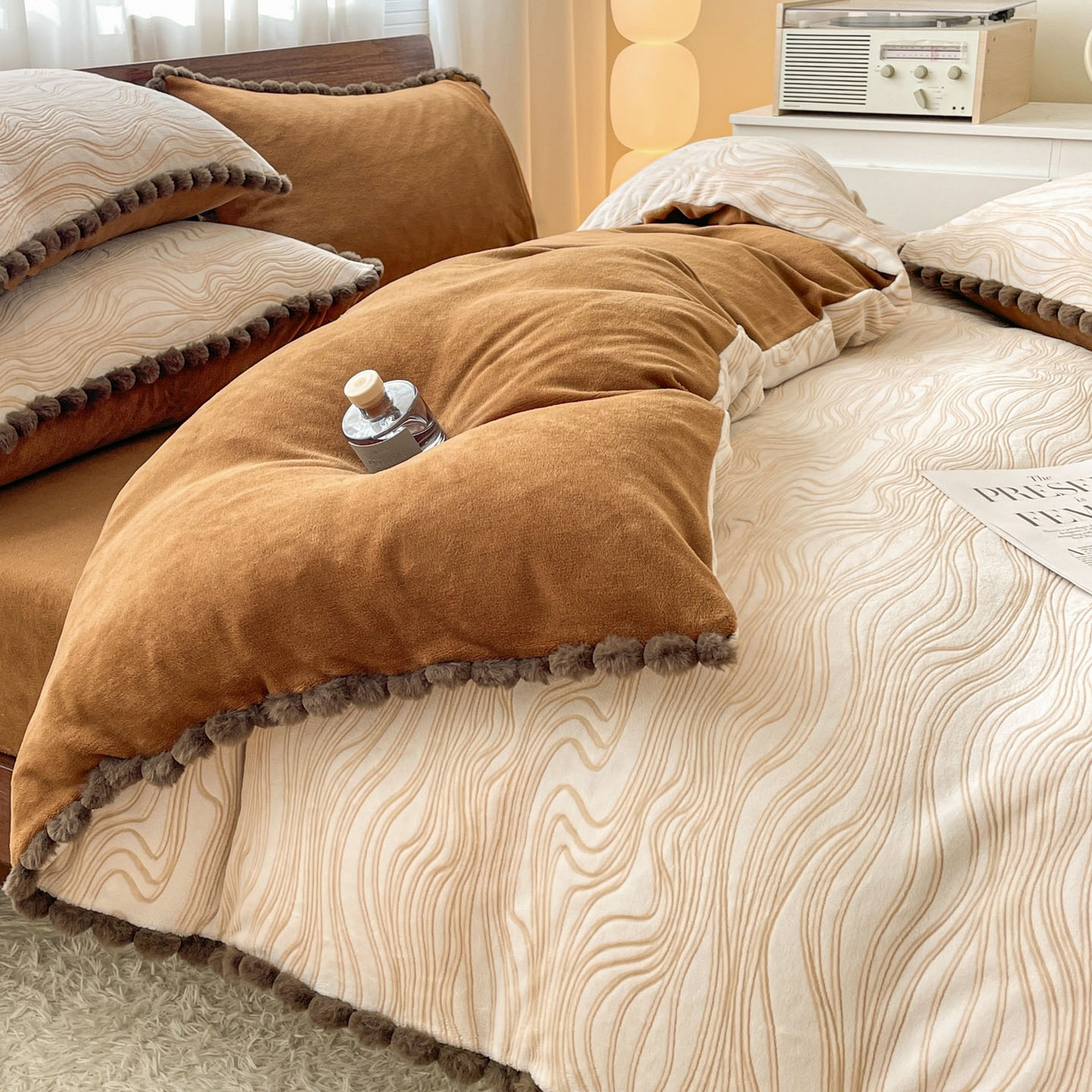 91家纺网 家纺一手货源 找家纺 羚羊语家纺 2025新款230克全消光雕花绒牛奶绒兔毛球四件套轻奢风立体着色烂花牛奶绒提花加厚保暖床单床笠三件套 蜜绒绒-栗壳纱