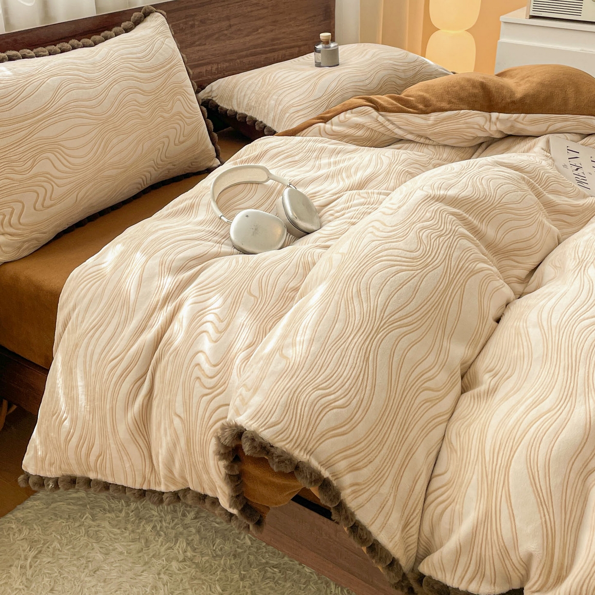 91家纺网 家纺一手货源 找家纺 羚羊语家纺 2025新款230克全消光雕花绒牛奶绒兔毛球四件套轻奢风立体着色烂花牛奶绒提花加厚保暖床单床笠三件套 蜜绒绒-栗壳纱