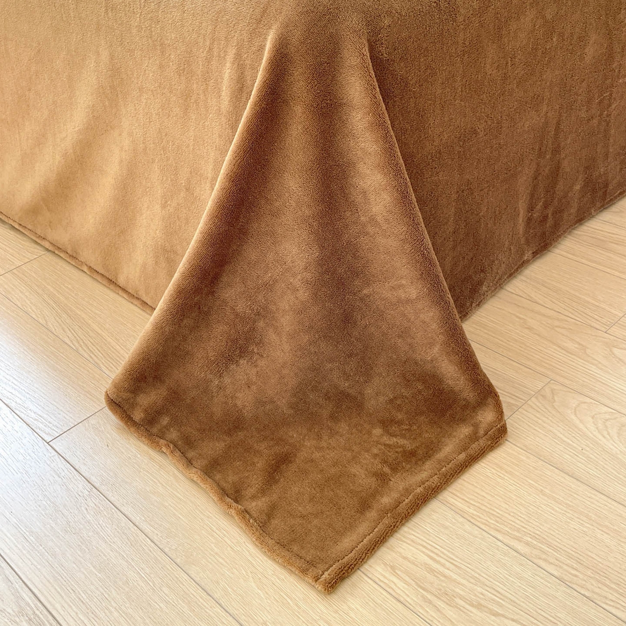 91家纺网 家纺一手货源 找家纺 羚羊语家纺 2025新款230克全消光雕花绒牛奶绒兔毛球四件套轻奢风立体着色烂花牛奶绒提花加厚保暖床单床笠三件套 蜜绒绒-栗壳纱