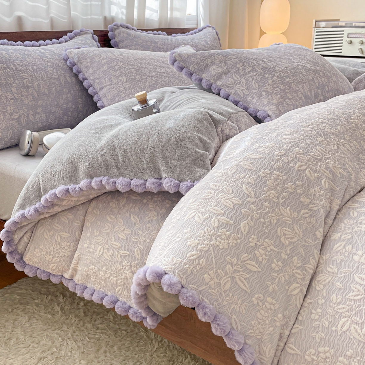 91家纺网 家纺一手货源 找家纺 羚羊语家纺 2025新款230克全消光雕花绒牛奶绒兔毛球四件套轻奢风立体着色烂花牛奶绒提花加厚保暖床单床笠三件套 蜜绒绒-星云紫