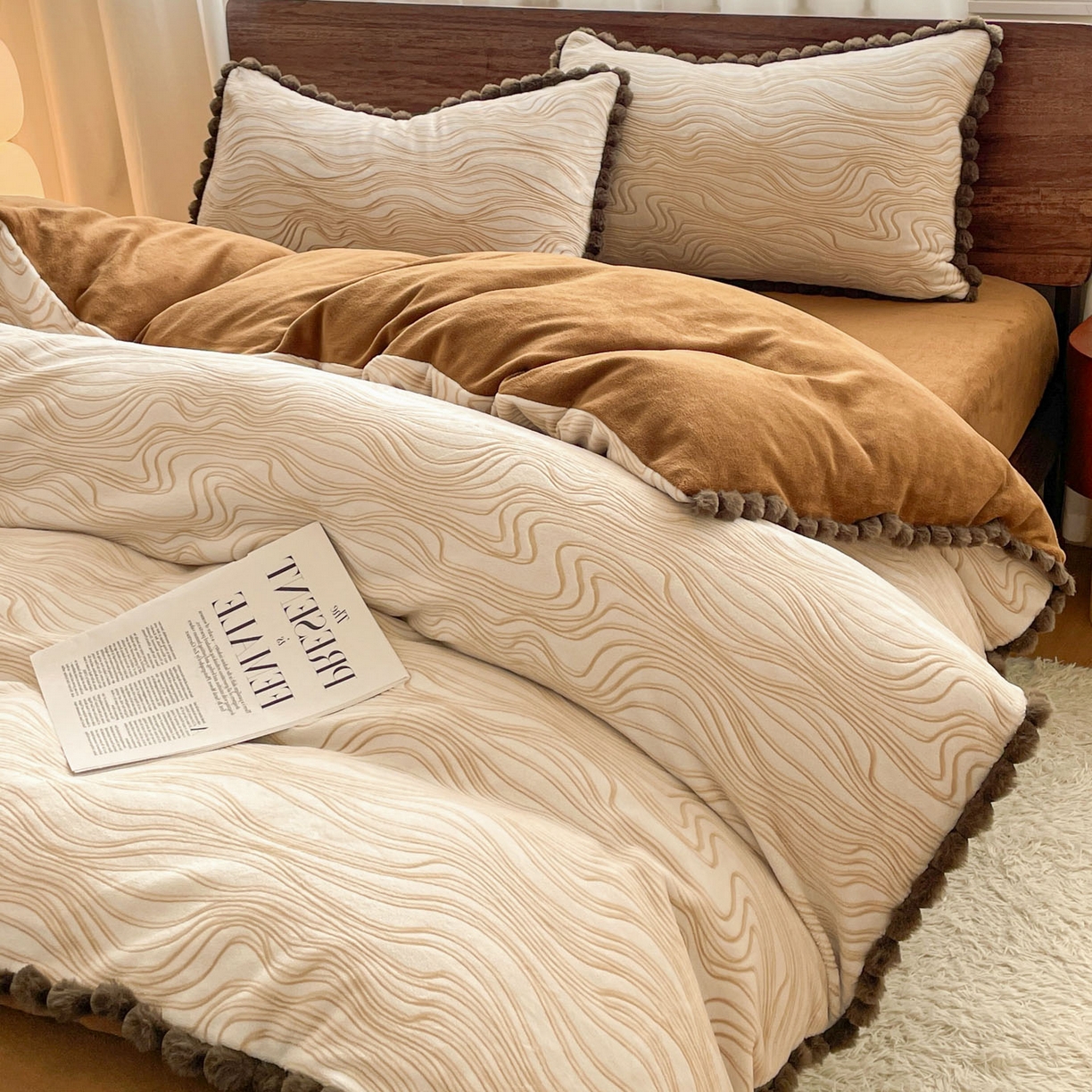 91家纺网 家纺一手货源 找家纺 羚羊语家纺 2025新款230克全消光雕花绒牛奶绒兔毛球四件套轻奢风立体着色烂花牛奶绒提花加厚保暖床单床笠三件套 蜜绒绒-栗壳纱