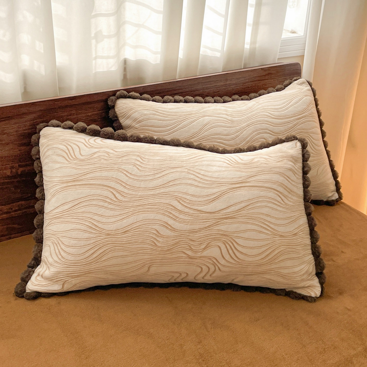 91家纺网 家纺一手货源 找家纺 羚羊语家纺 2025新款230克全消光雕花绒牛奶绒兔毛球四件套轻奢风立体着色烂花牛奶绒提花加厚保暖床单床笠三件套 蜜绒绒-栗壳纱