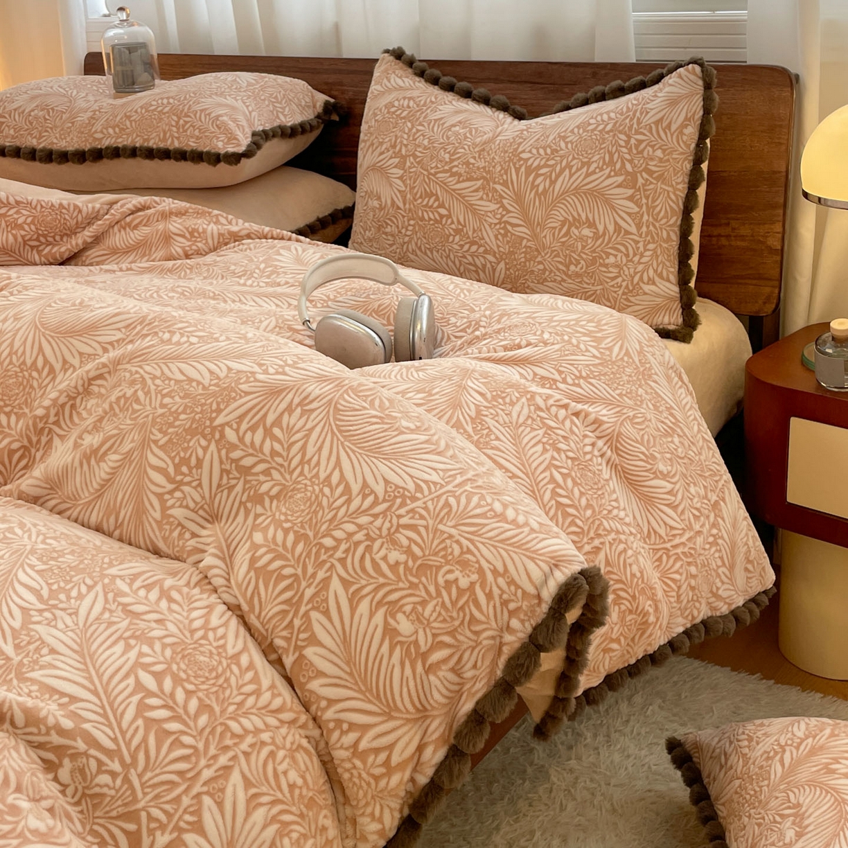 91家纺网 家纺一手货源 找家纺 羚羊语家纺 2025新款230克全消光雕花绒牛奶绒兔毛球四件套轻奢风立体着色烂花牛奶绒提花加厚保暖床单床笠三件套 蜜绒绒-松露咖