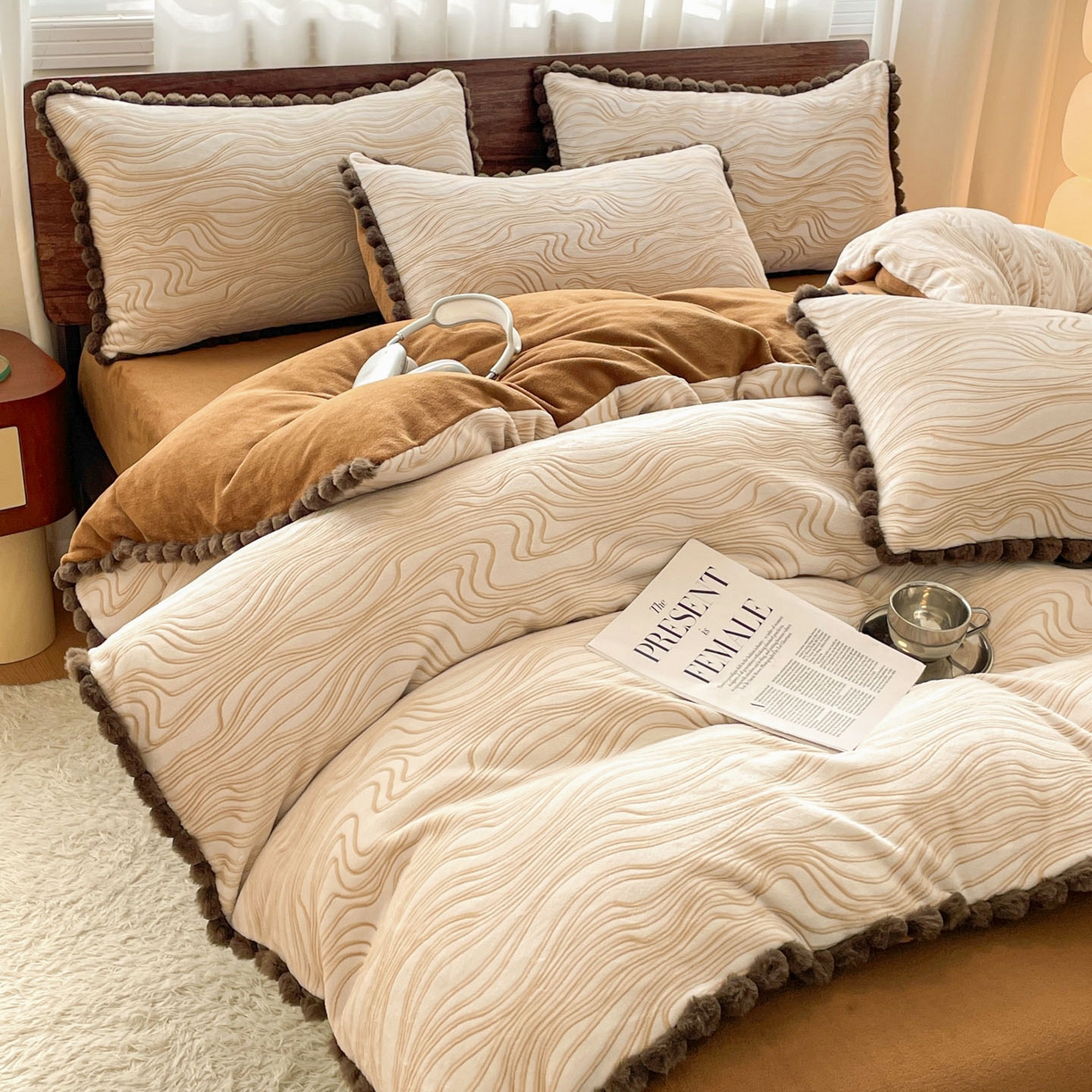 91家纺网 家纺一手货源 找家纺 羚羊语家纺 2025新款230克全消光雕花绒牛奶绒兔毛球四件套轻奢风立体着色烂花牛奶绒提花加厚保暖床单床笠三件套 蜜绒绒-栗壳纱