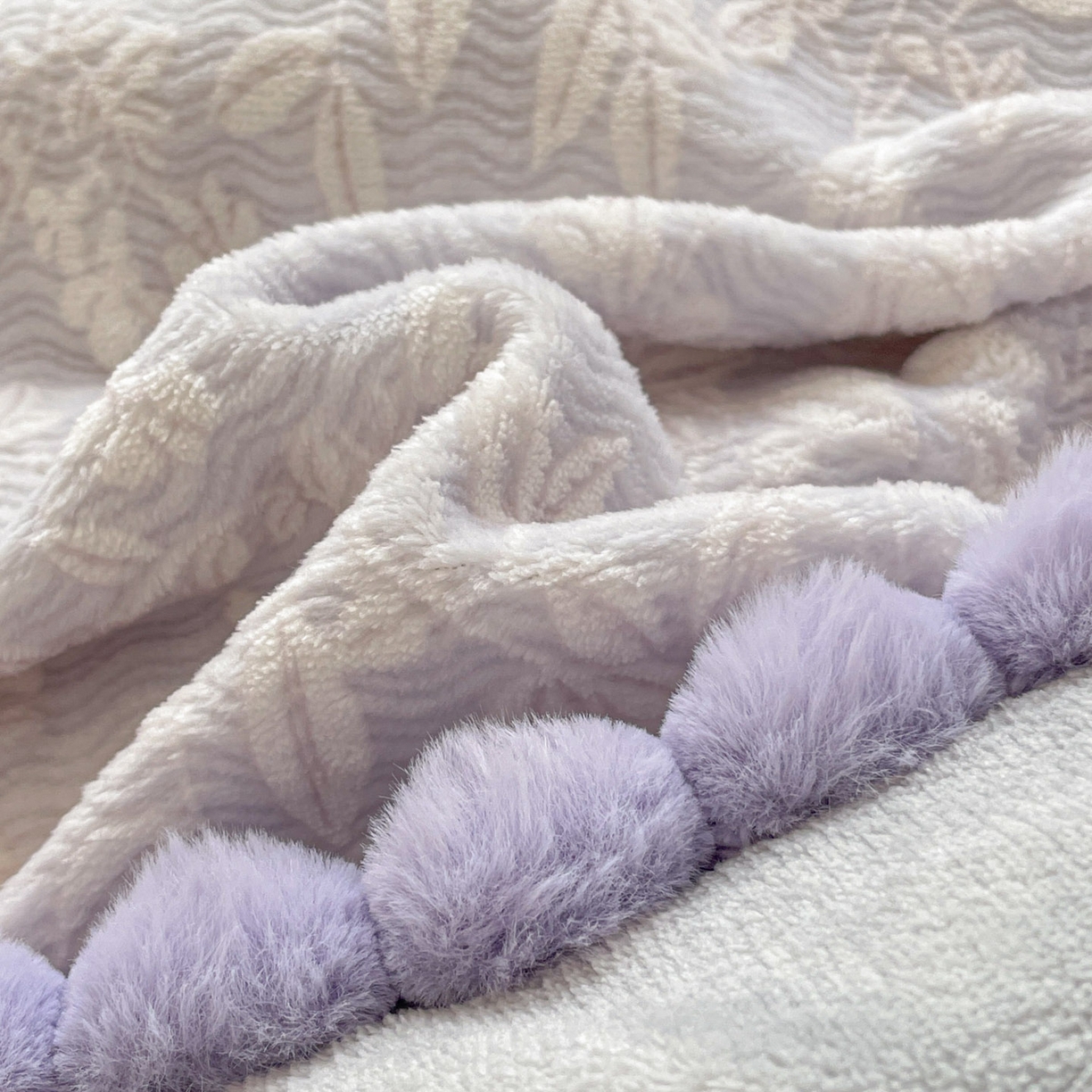 91家纺网 家纺一手货源 找家纺 羚羊语家纺 2025新款230克全消光雕花绒牛奶绒兔毛球四件套轻奢风立体着色烂花牛奶绒提花加厚保暖床单床笠三件套 蜜绒绒-星云紫