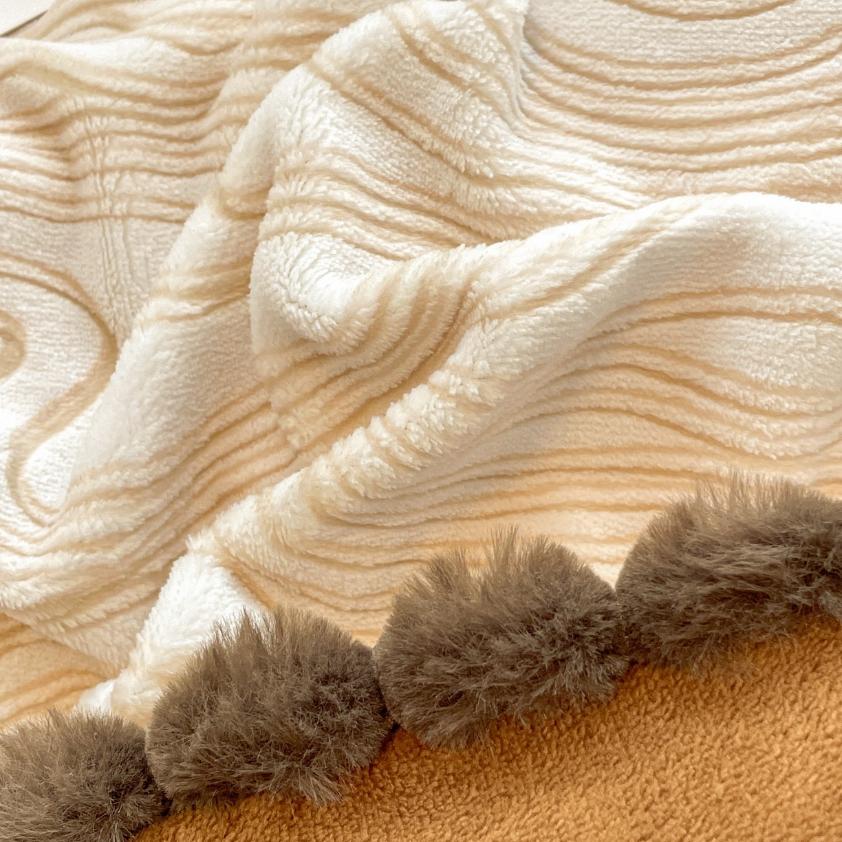 91家纺网 家纺一手货源 找家纺 羚羊语家纺 2025新款230克全消光雕花绒牛奶绒兔毛球四件套轻奢风立体着色烂花牛奶绒提花加厚保暖床单床笠三件套 蜜绒绒-栗壳纱