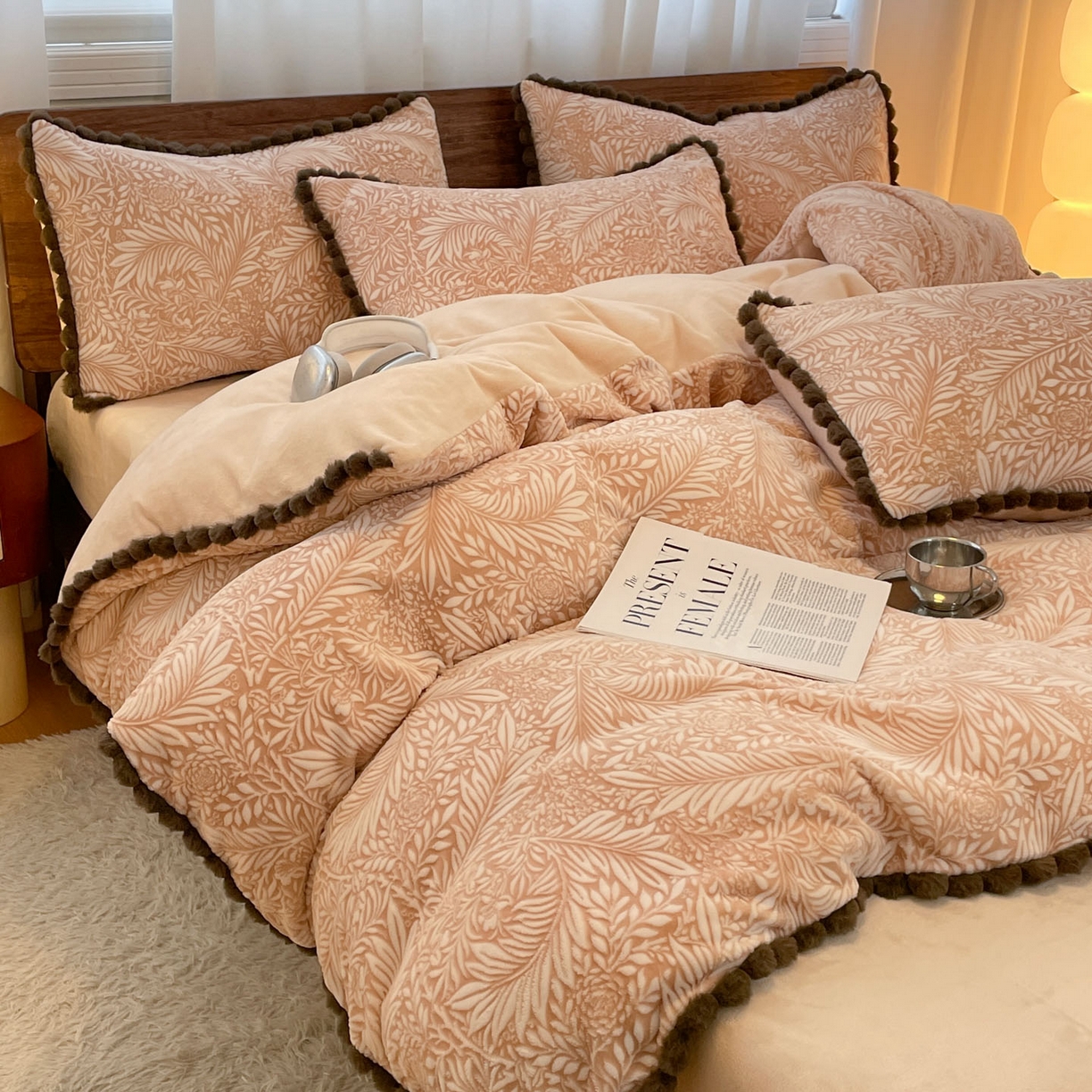 91家纺网 家纺一手货源 找家纺 羚羊语家纺 2025新款230克全消光雕花绒牛奶绒兔毛球四件套轻奢风立体着色烂花牛奶绒提花加厚保暖床单床笠三件套 蜜绒绒-松露咖