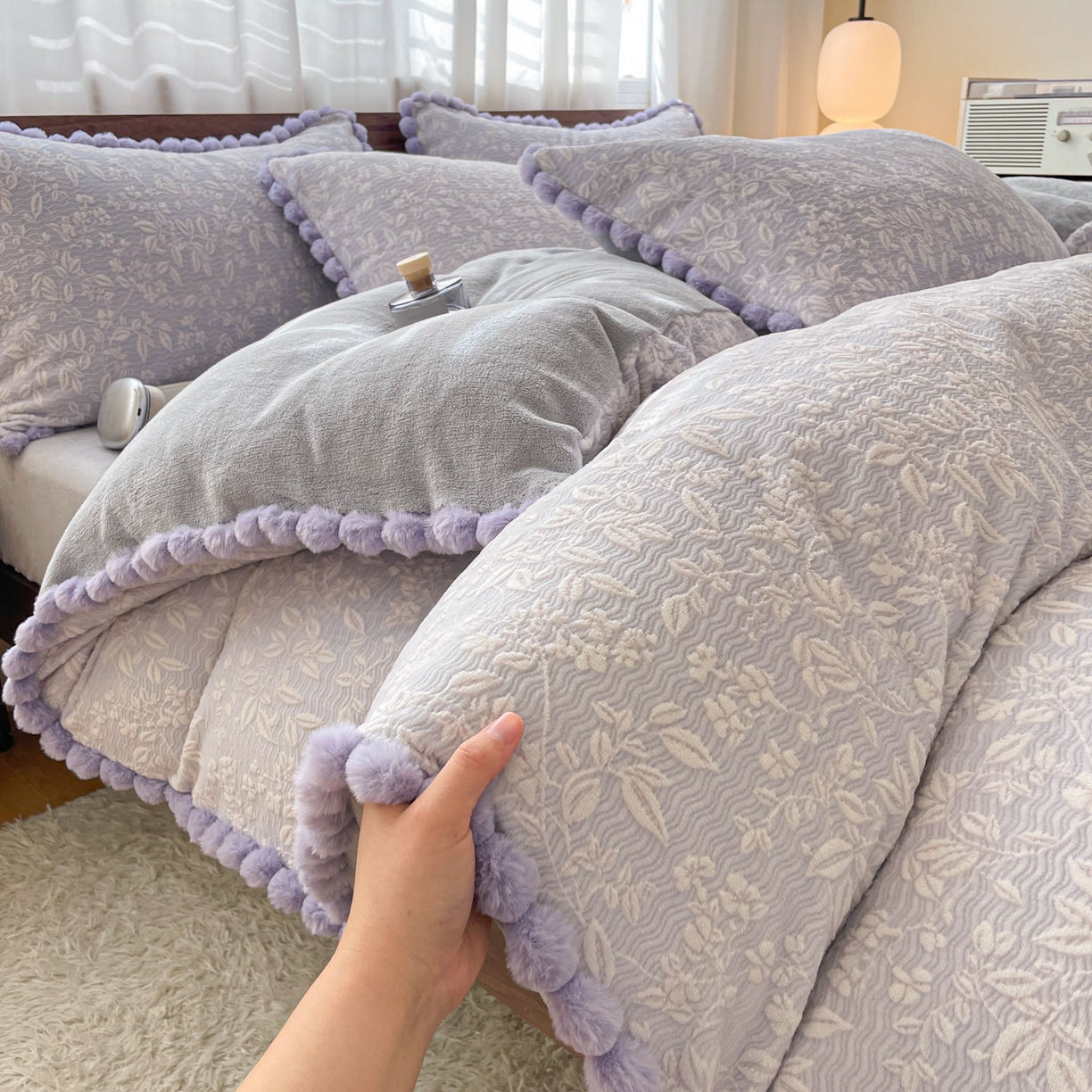 91家纺网 家纺一手货源 找家纺 羚羊语家纺 2025新款230克全消光雕花绒牛奶绒兔毛球四件套轻奢风立体着色烂花牛奶绒提花加厚保暖床单床笠三件套 蜜绒绒-星云紫