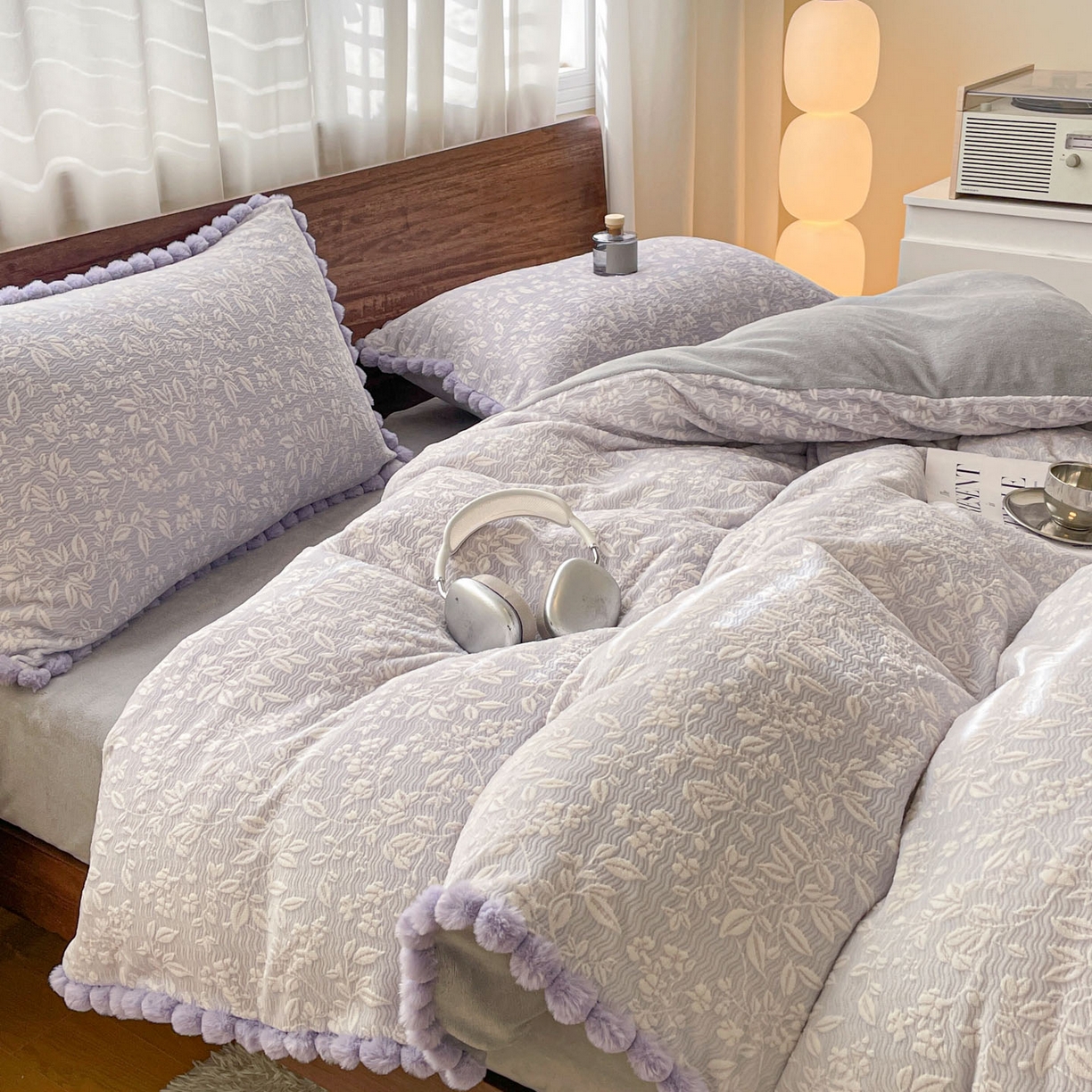 91家纺网 家纺一手货源 找家纺 羚羊语家纺 2025新款230克全消光雕花绒牛奶绒兔毛球四件套轻奢风立体着色烂花牛奶绒提花加厚保暖床单床笠三件套 蜜绒绒-星云紫