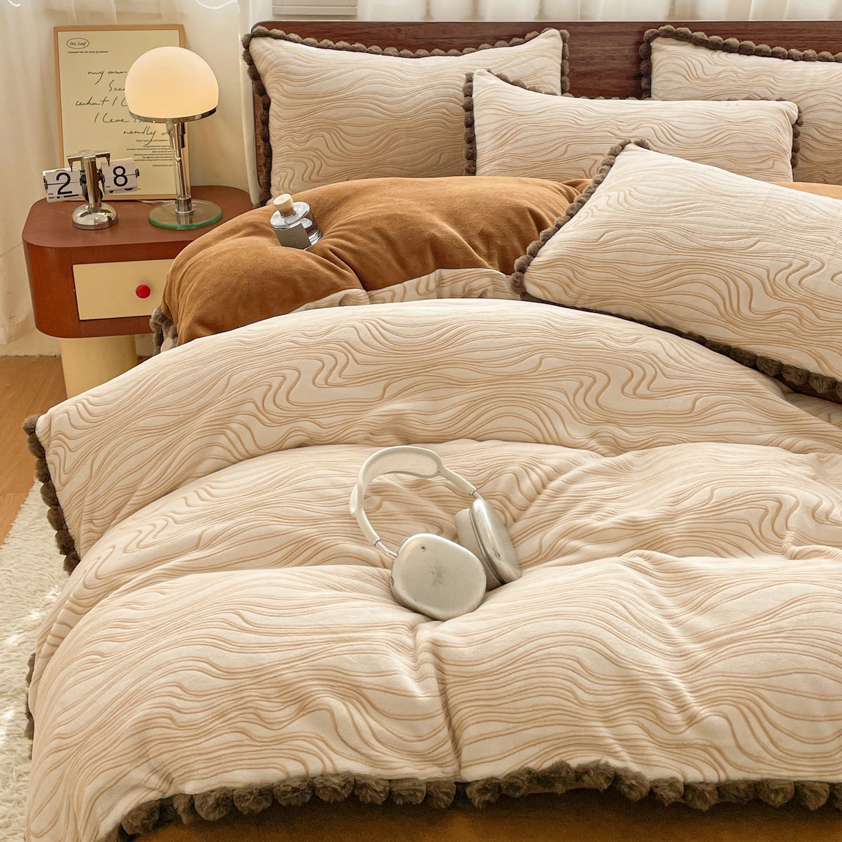 91家纺网 家纺一手货源 找家纺 羚羊语家纺 2025新款230克全消光雕花绒牛奶绒兔毛球四件套轻奢风立体着色烂花牛奶绒提花加厚保暖床单床笠三件套 蜜绒绒-栗壳纱