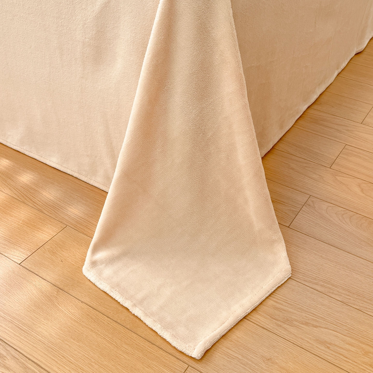 91家纺网 家纺一手货源 找家纺 羚羊语家纺 2025新款230克全消光雕花绒牛奶绒兔毛球四件套轻奢风立体着色烂花牛奶绒提花加厚保暖床单床笠三件套 蜜绒绒-松露咖