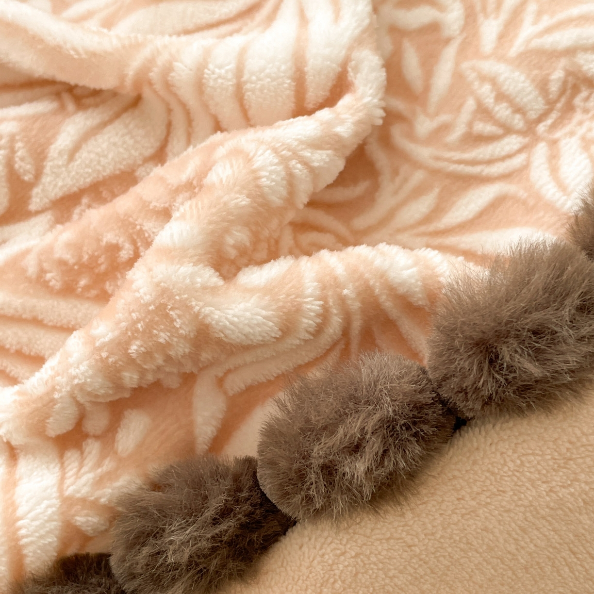 91家纺网 家纺一手货源 找家纺 羚羊语家纺 2025新款230克全消光雕花绒牛奶绒兔毛球四件套轻奢风立体着色烂花牛奶绒提花加厚保暖床单床笠三件套 蜜绒绒-松露咖