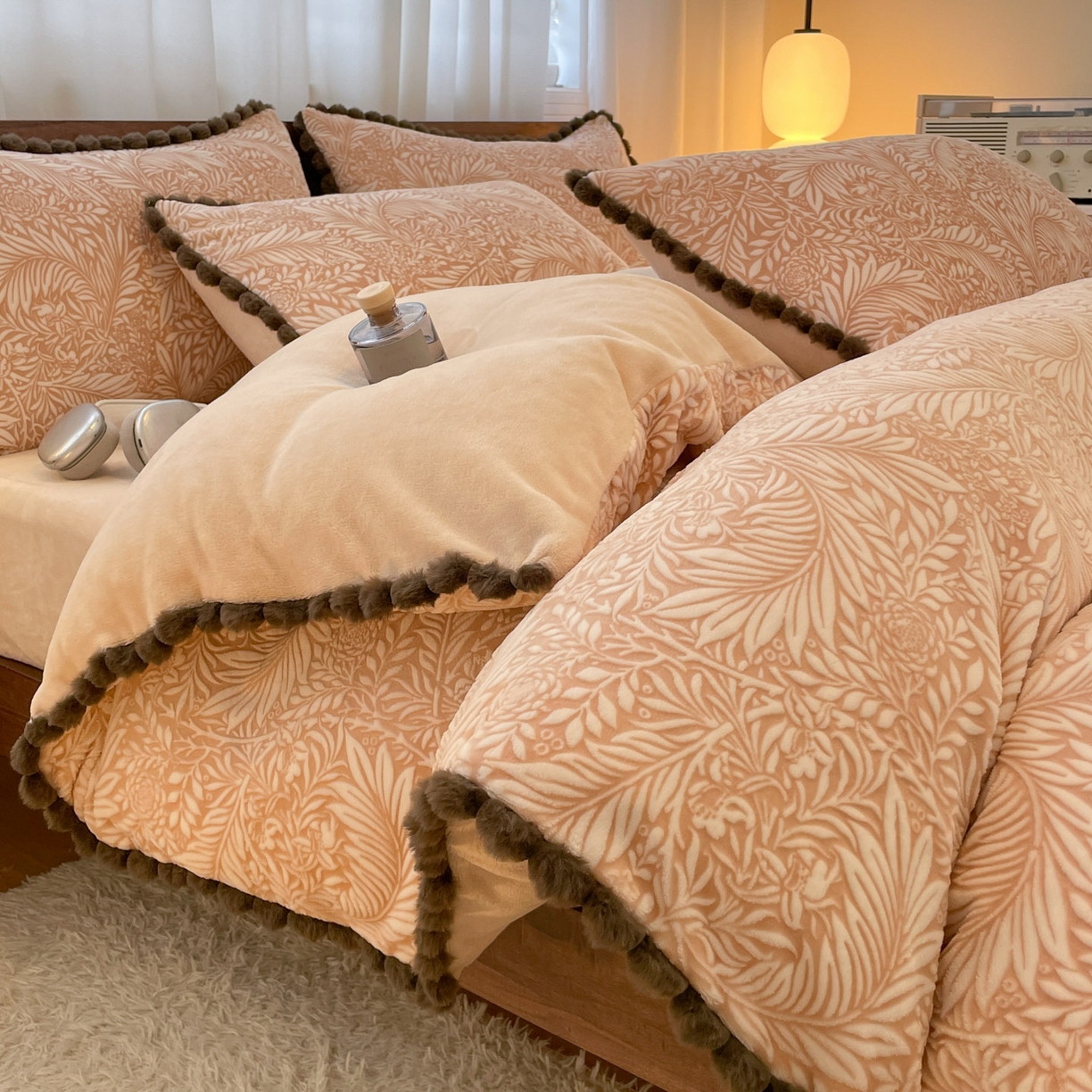 91家纺网 家纺一手货源 找家纺 羚羊语家纺 2025新款230克全消光雕花绒牛奶绒兔毛球四件套轻奢风立体着色烂花牛奶绒提花加厚保暖床单床笠三件套 蜜绒绒-松露咖