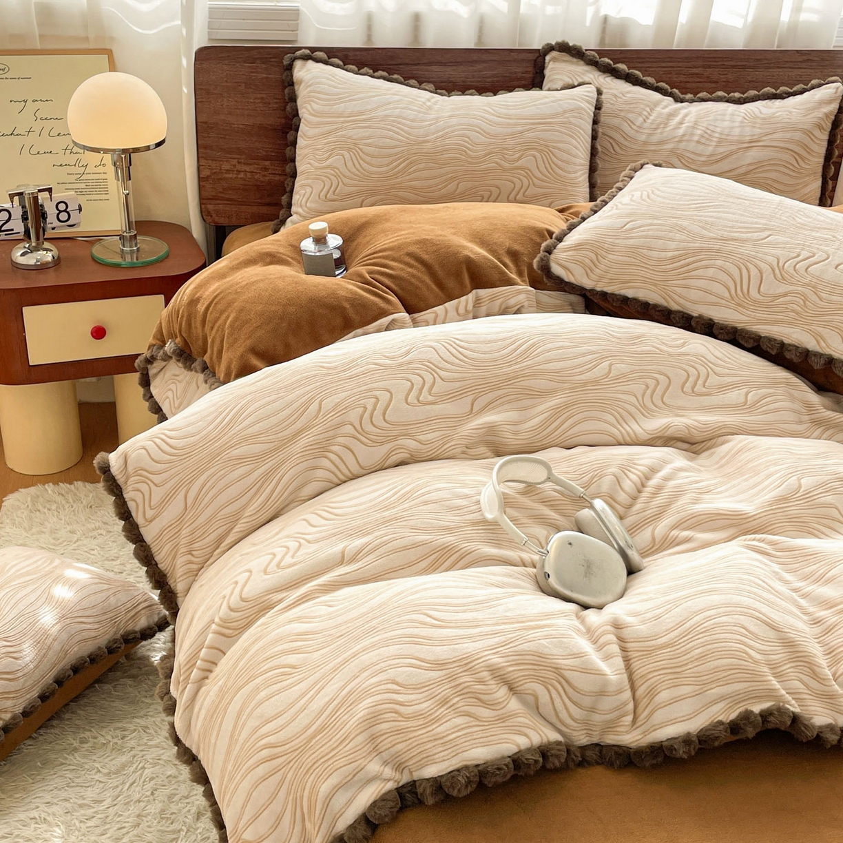 91家纺网 家纺一手货源 找家纺 羚羊语家纺 2025新款230克全消光雕花绒牛奶绒兔毛球四件套轻奢风立体着色烂花牛奶绒提花加厚保暖床单床笠三件套 蜜绒绒-栗壳纱