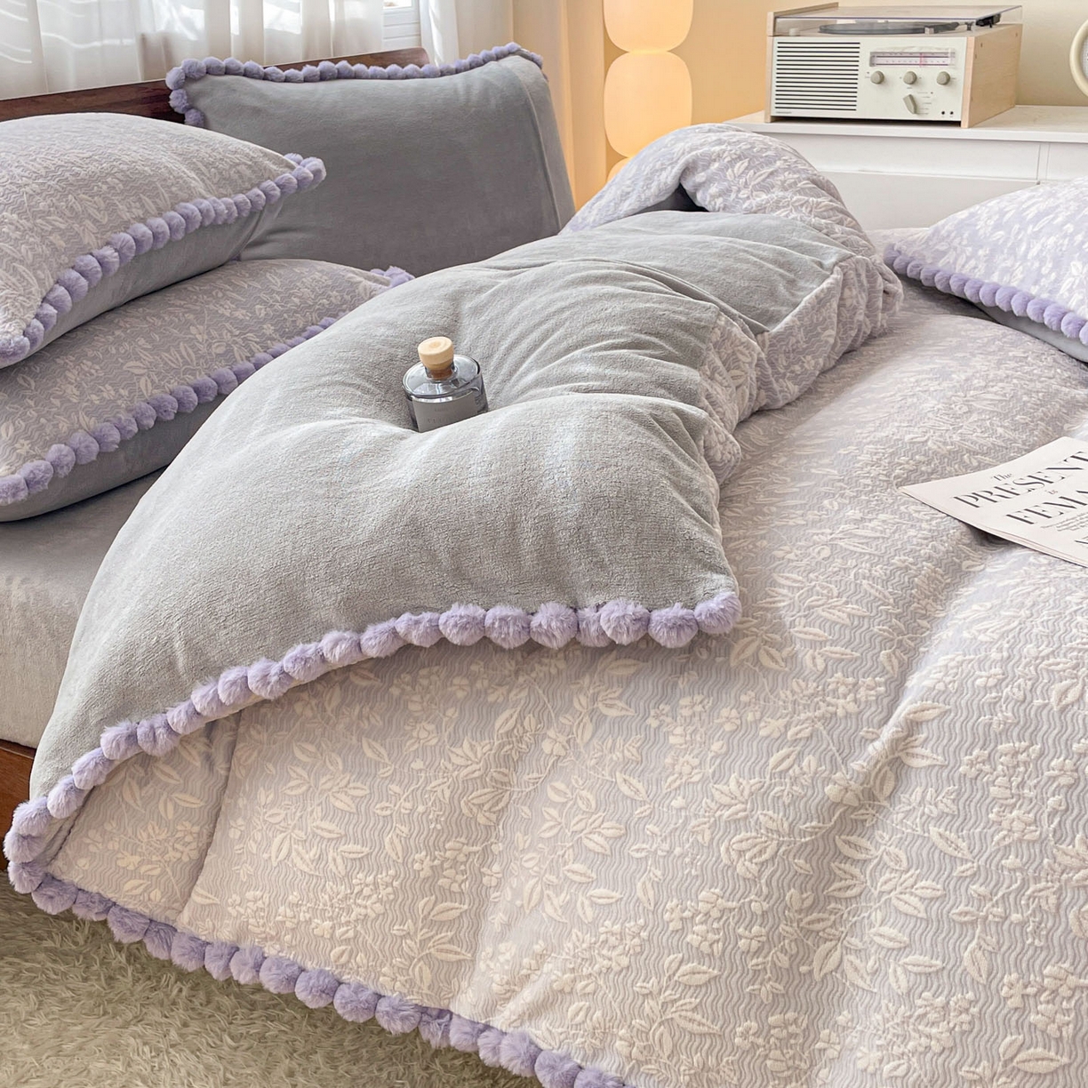 91家纺网 家纺一手货源 找家纺 羚羊语家纺 2025新款230克全消光雕花绒牛奶绒兔毛球四件套轻奢风立体着色烂花牛奶绒提花加厚保暖床单床笠三件套 蜜绒绒-星云紫